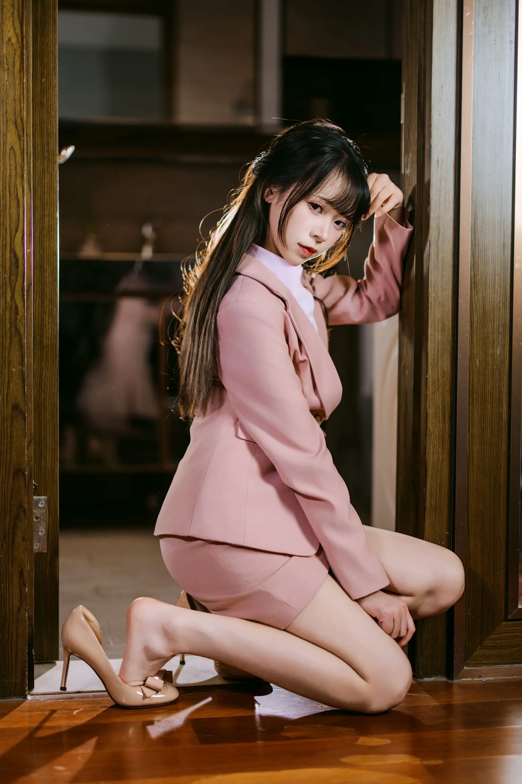[YITUYU] 2026.04.25 粉色西装 南烛 室内制服诱惑美腿私房照 [101P]