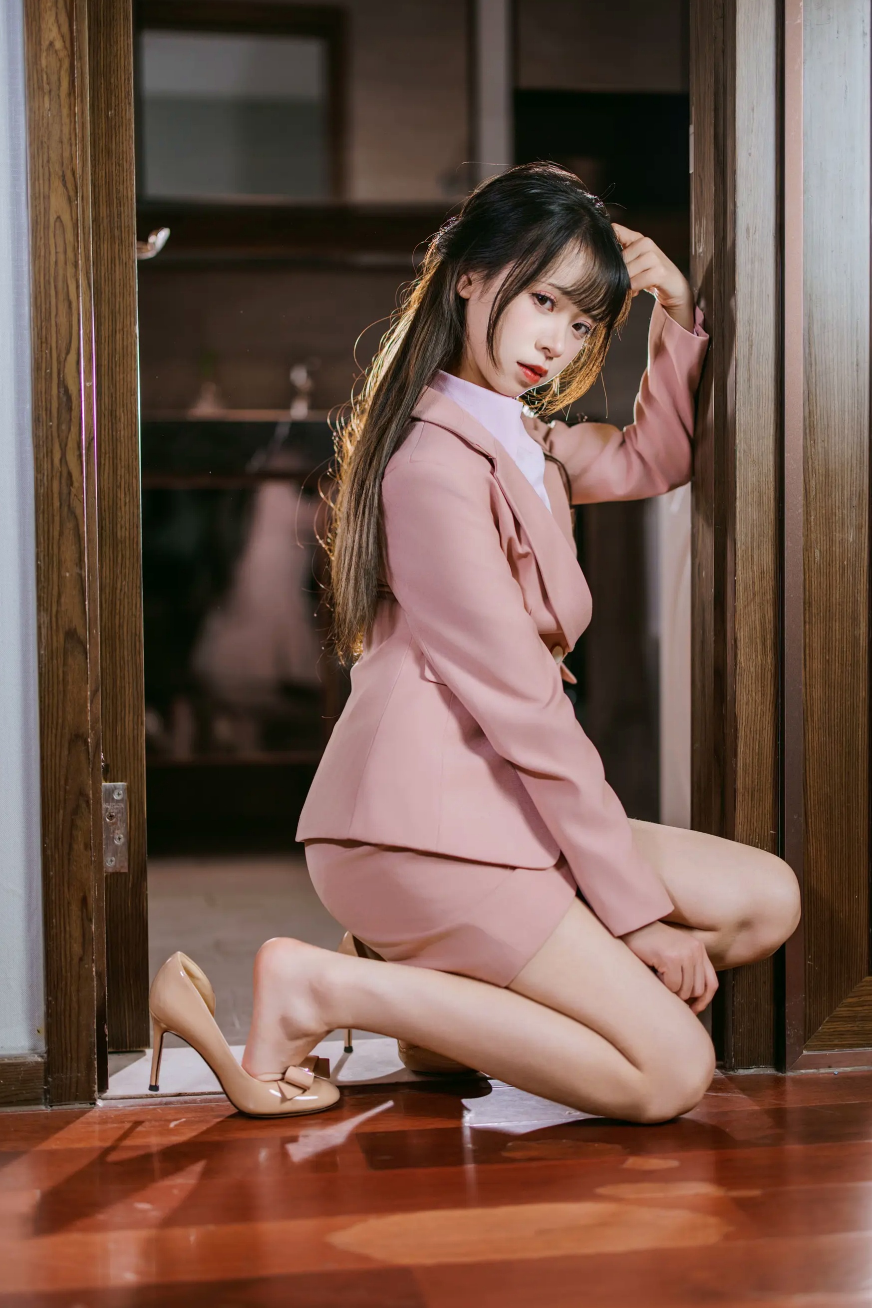 [YITUYU] 2026.04.25 粉色西装 南烛 室内制服诱惑美腿私房照 [101P]