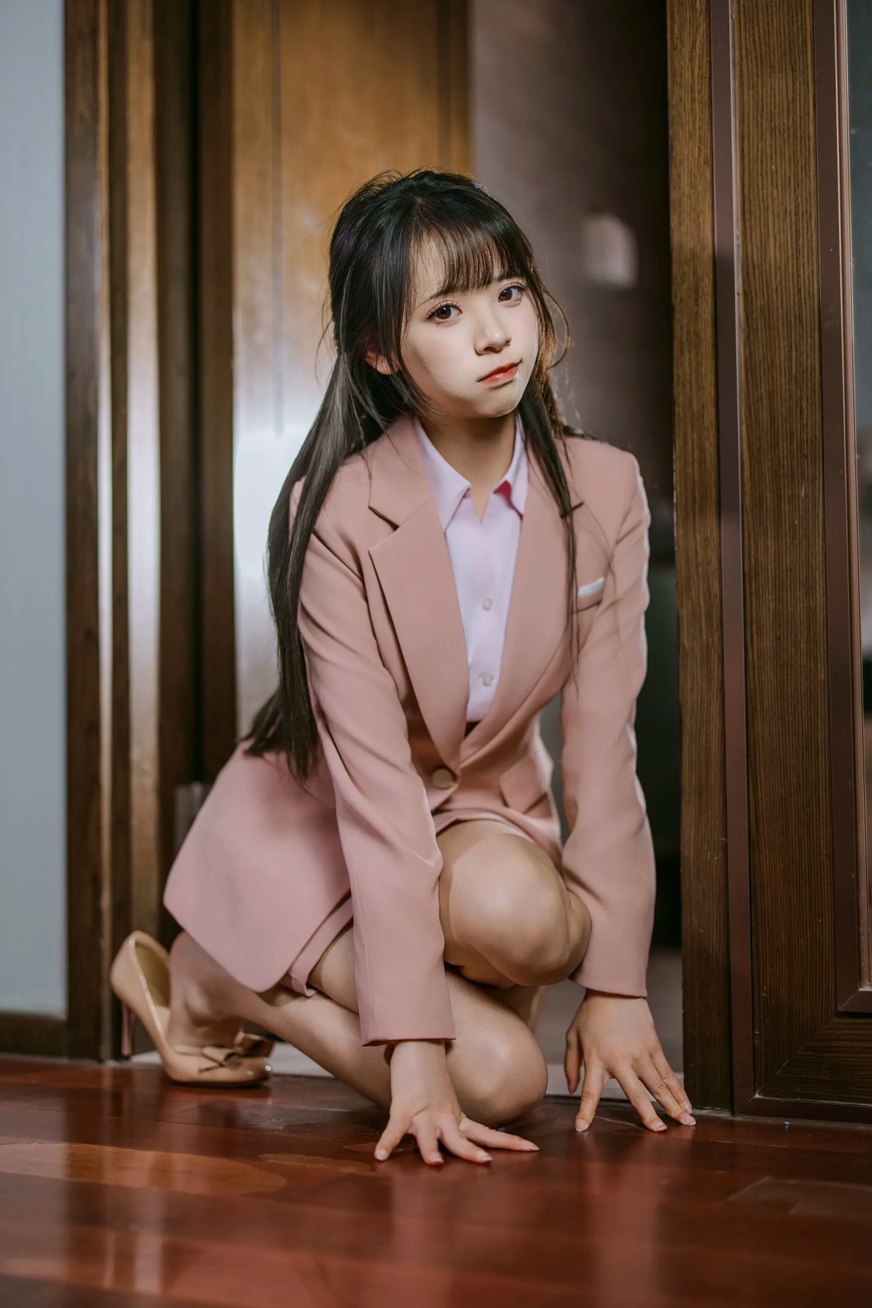 [YITUYU] 2026.04.25 粉色西装 南烛 室内制服诱惑美腿私房照 [101P]