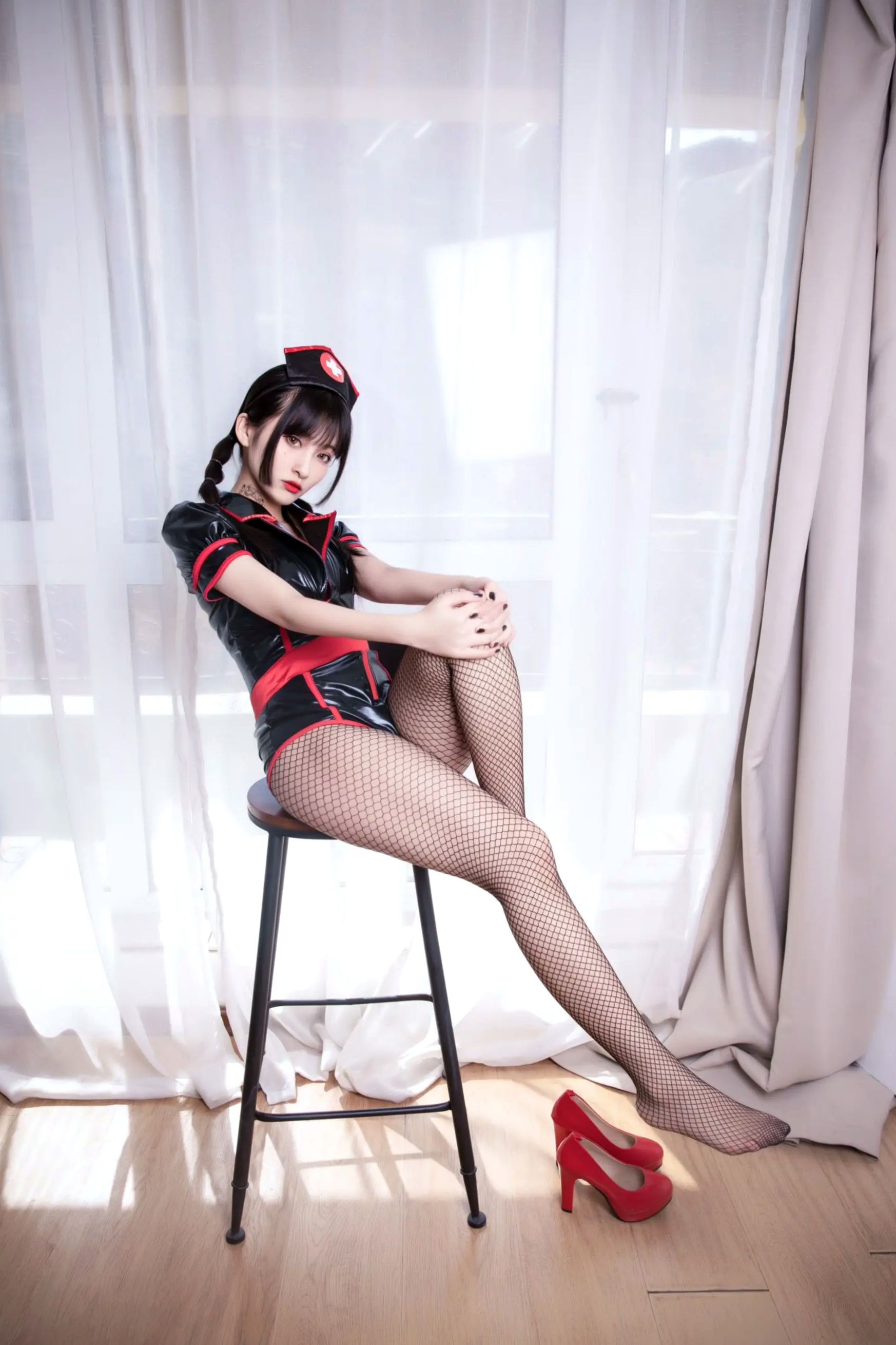 洛璃LoLiSAMA - 皮衣护士制服诱惑网袜美腿私房照 [38P]