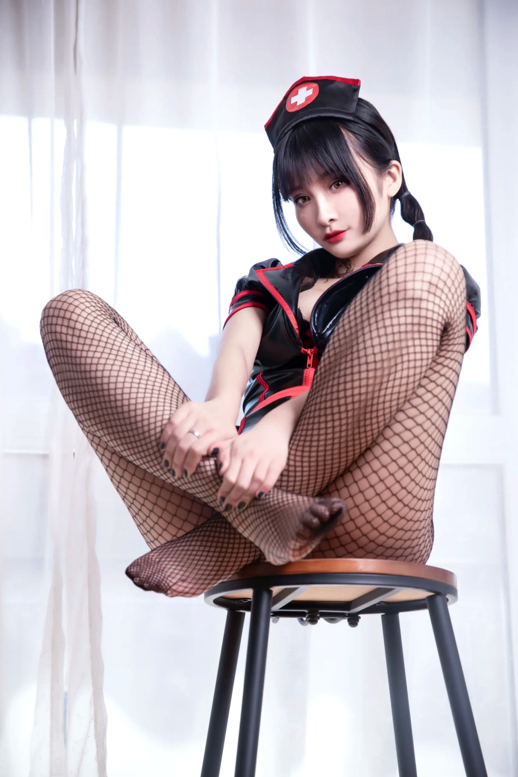 洛璃LoLiSAMA - 皮衣护士制服诱惑网袜美腿私房照 [38P]