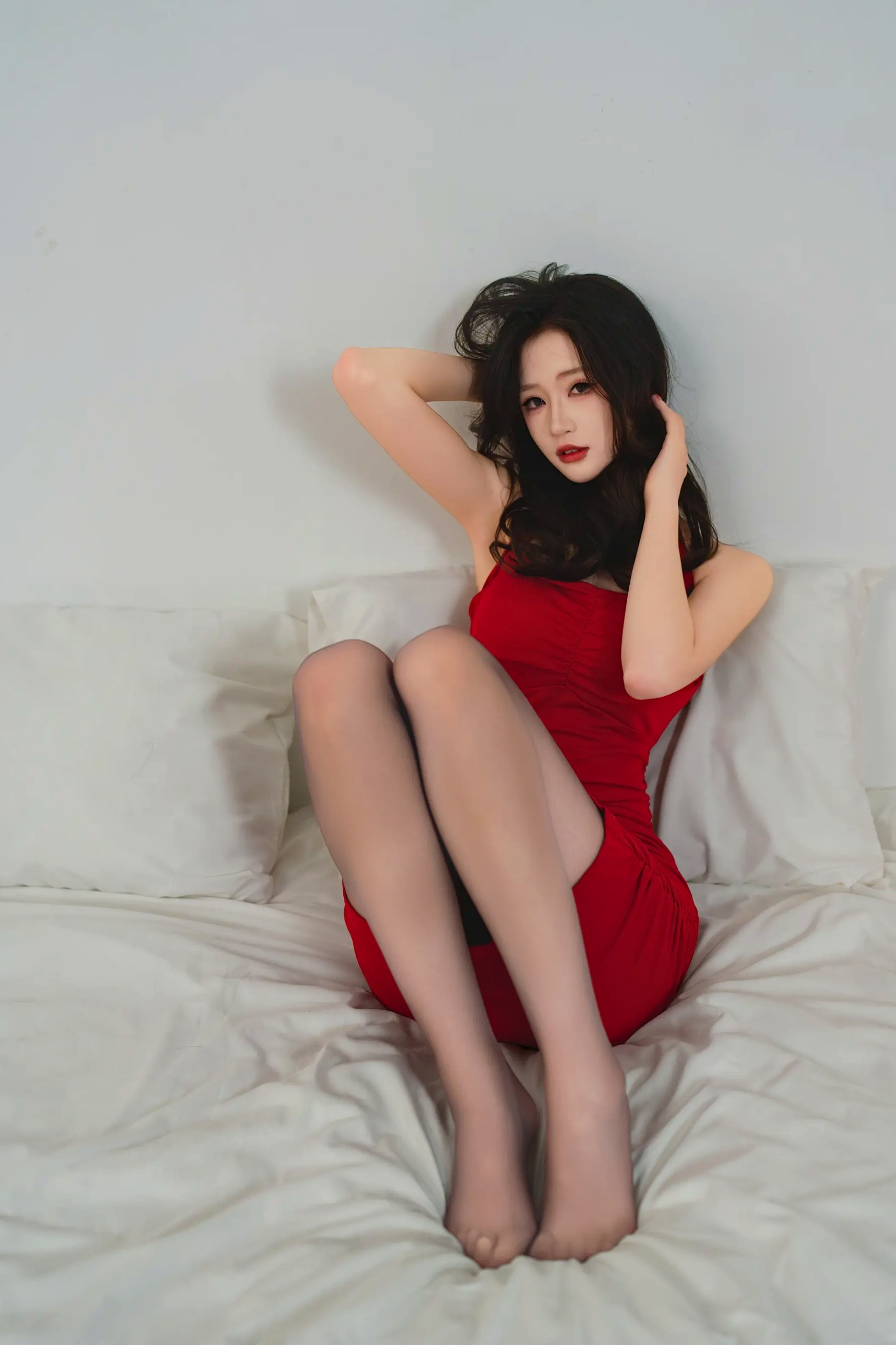[YITUYU] 2026.04.22 暖灯夜话 红裙里的慵懒心事 林瑜 卧室私房诱惑美腿大尺度写真 [79P]