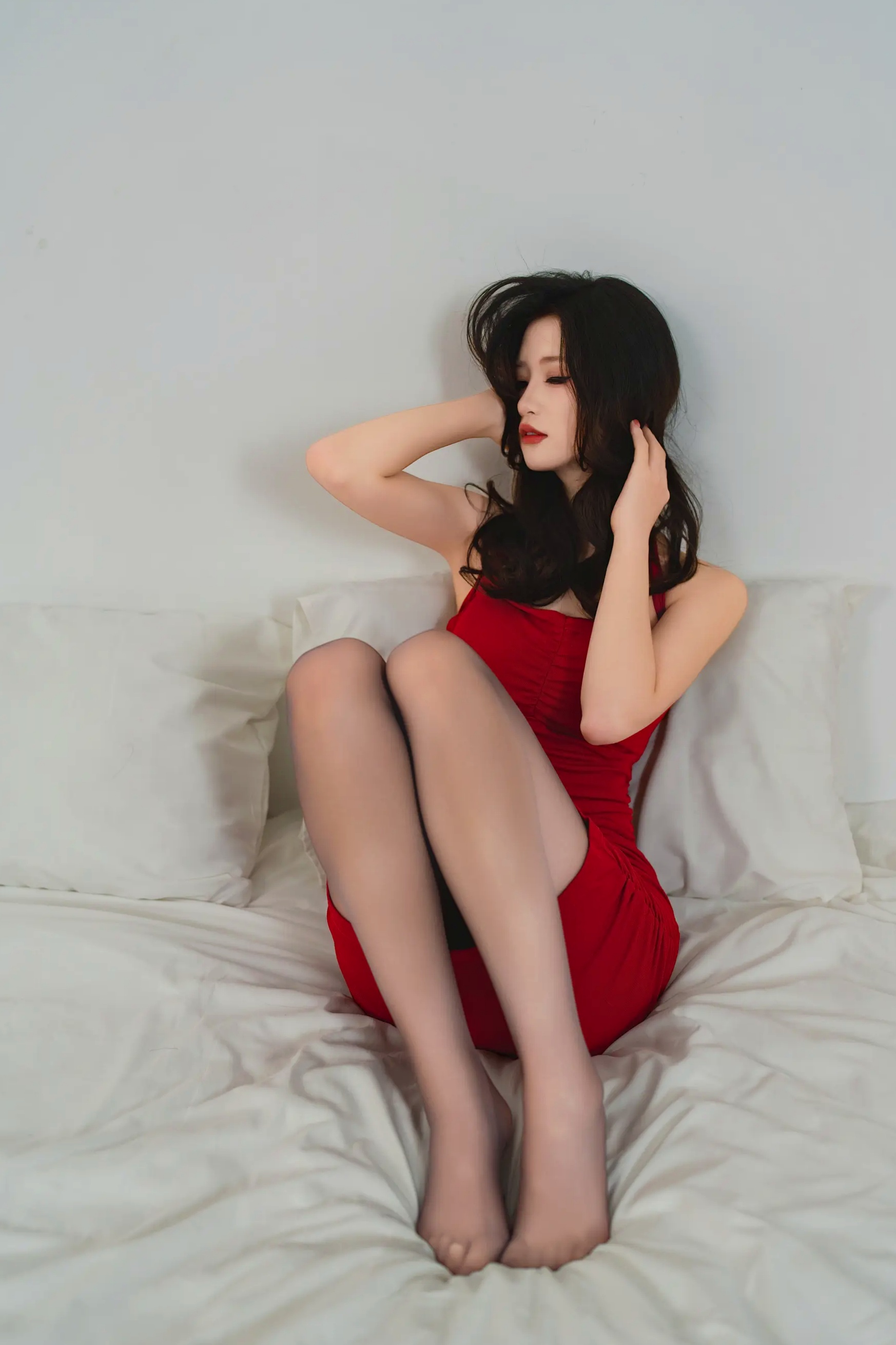 [YITUYU] 2026.04.22 暖灯夜话 红裙里的慵懒心事 林瑜 卧室私房诱惑美腿大尺度写真 [79P]