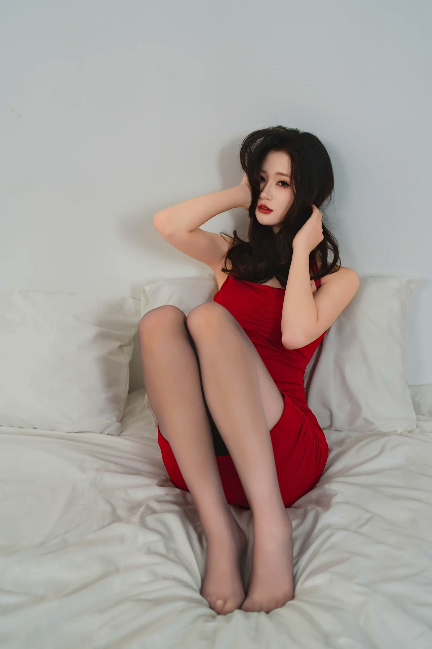 [YITUYU] 2026.04.22 暖灯夜话 红裙里的慵懒心事 林瑜 卧室私房诱惑美腿大尺度写真 [79P]