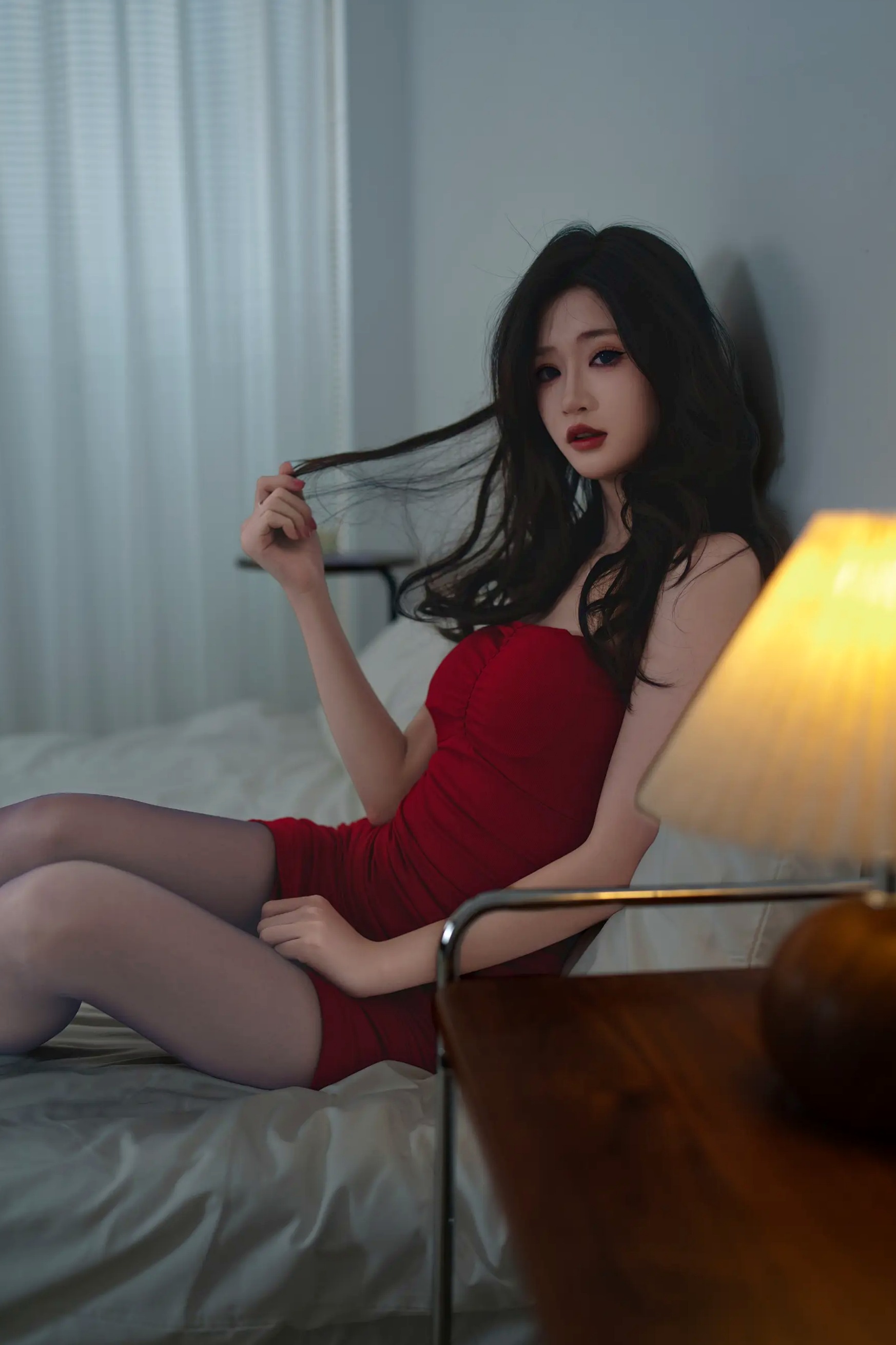 [YITUYU] 2026.04.22 暖灯夜话 红裙里的慵懒心事 林瑜 卧室私房诱惑美腿大尺度写真 [79P]