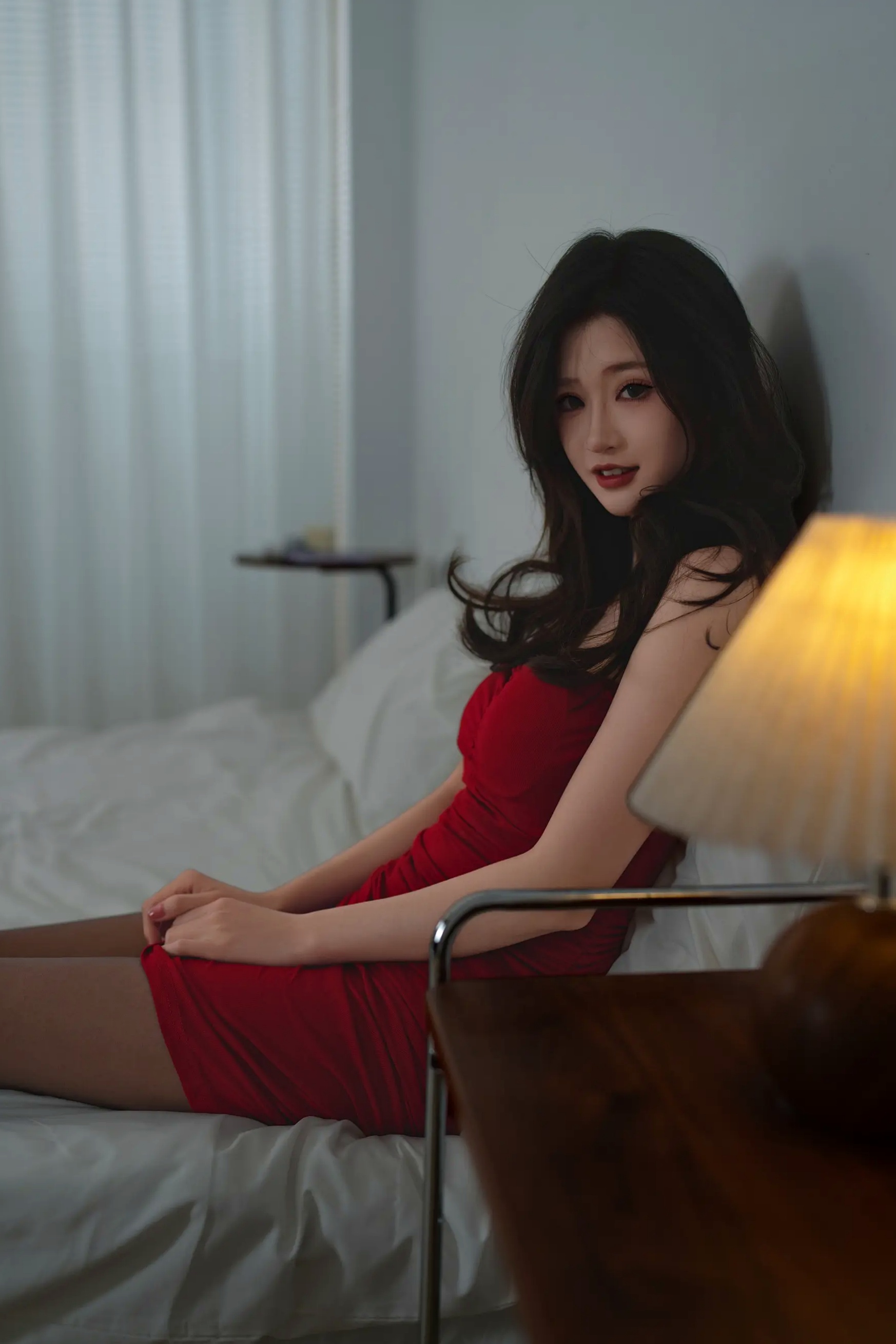 [YITUYU] 2026.04.22 暖灯夜话 红裙里的慵懒心事 林瑜 卧室私房诱惑美腿大尺度写真 [79P]