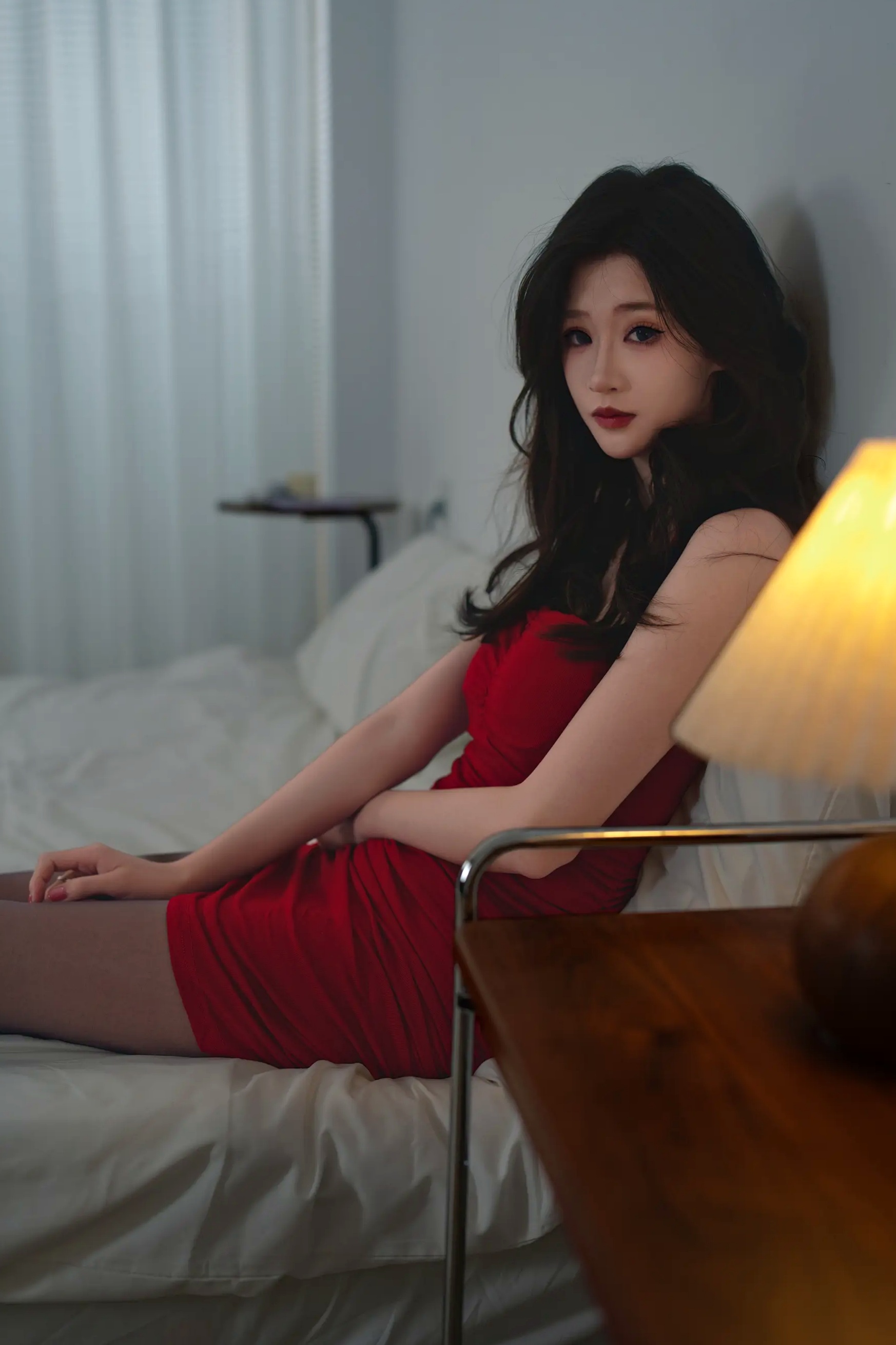 [YITUYU] 2026.04.22 暖灯夜话 红裙里的慵懒心事 林瑜 卧室私房诱惑美腿大尺度写真 [79P]