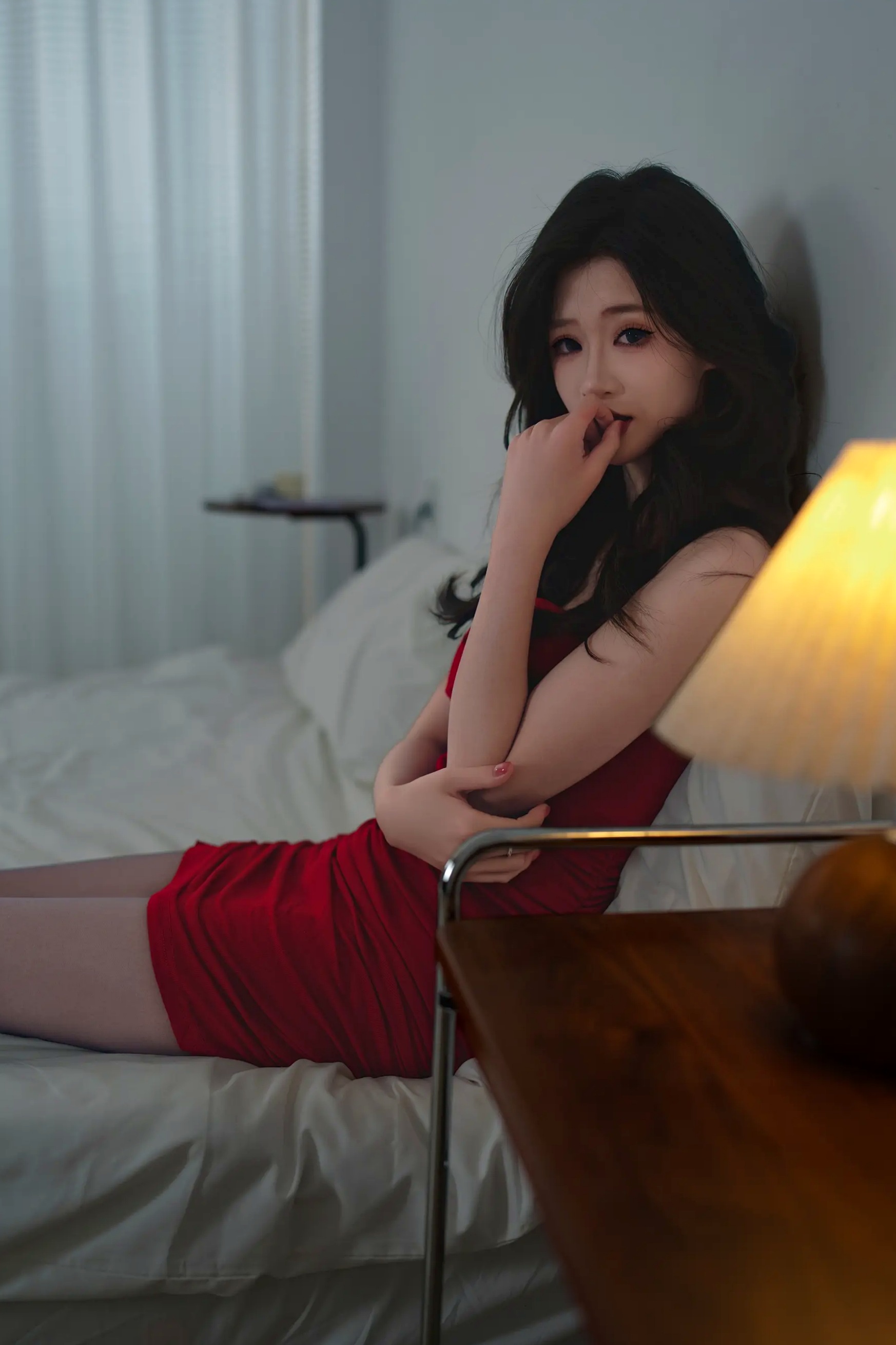 [YITUYU] 2026.04.22 暖灯夜话 红裙里的慵懒心事 林瑜 卧室私房诱惑美腿大尺度写真 [79P]