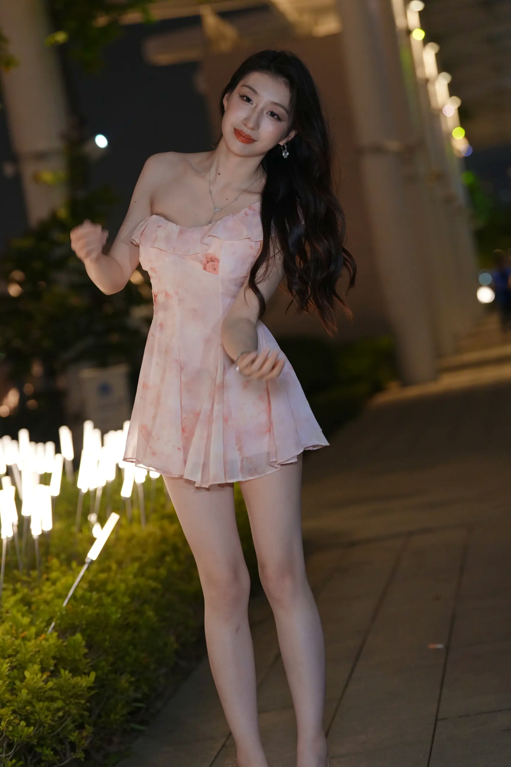 粉色纱裙户外夜景街拍美女时尚写真