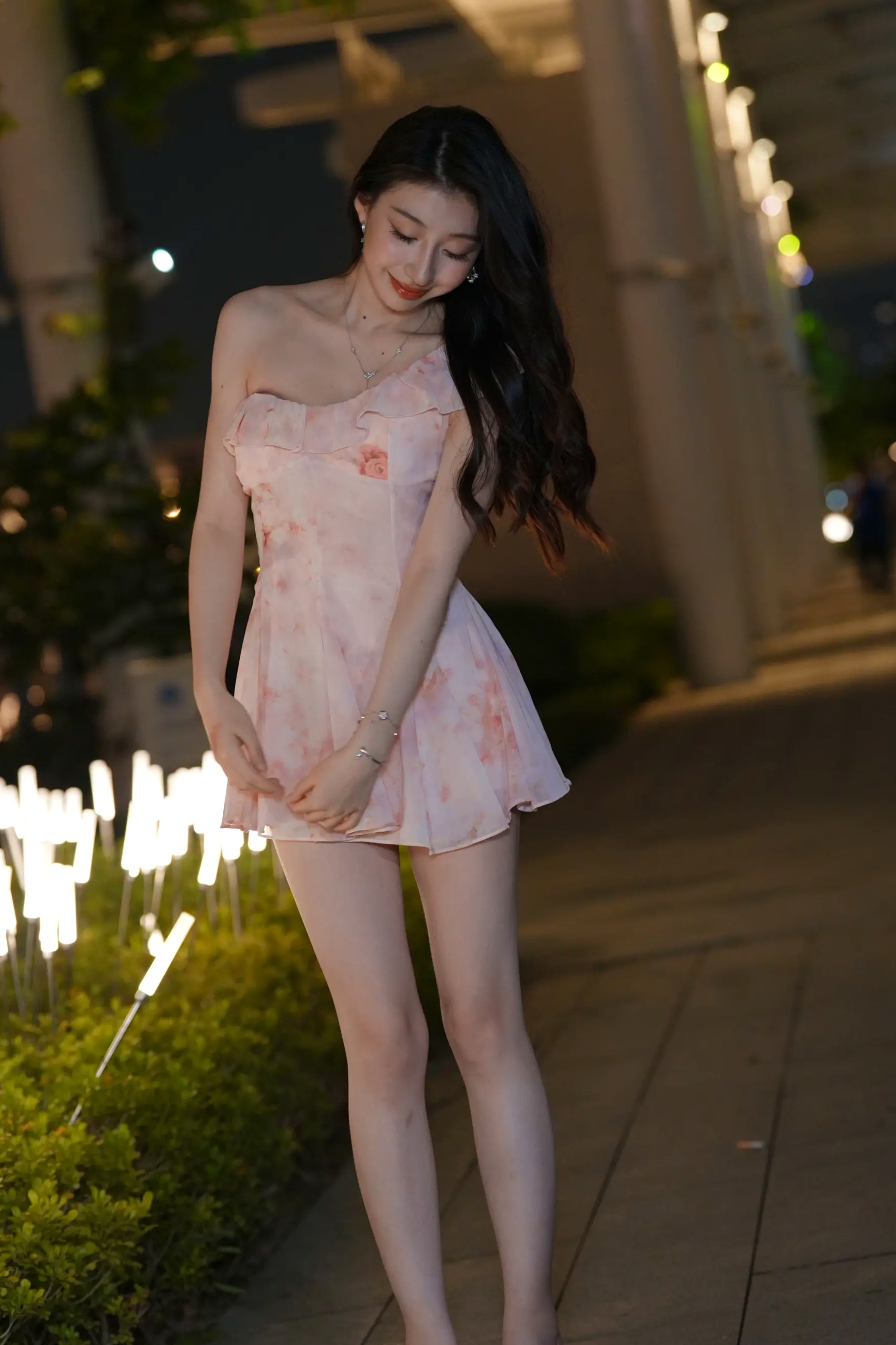 粉色纱裙户外夜景街拍美女时尚写真