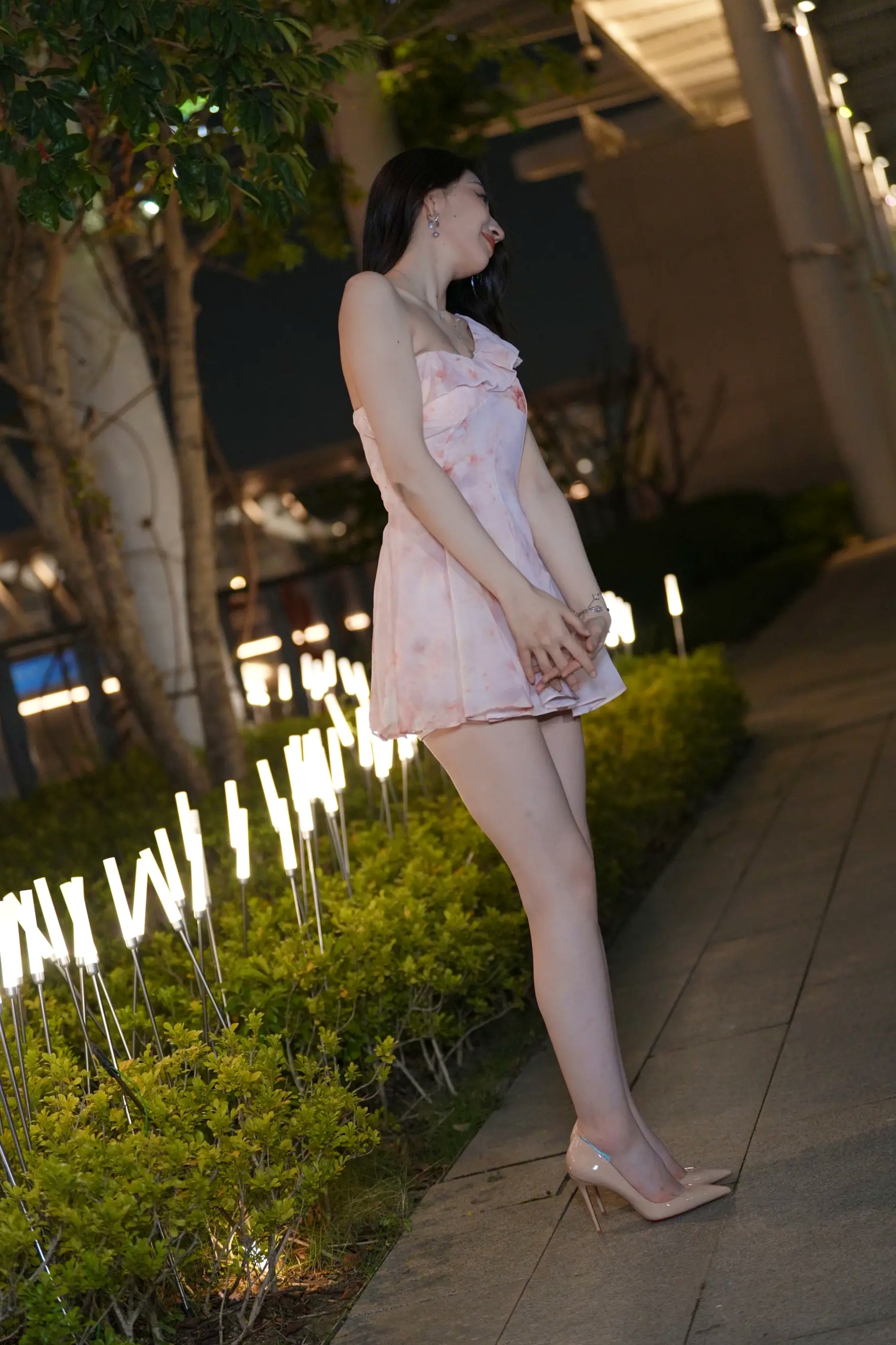 粉色纱裙户外夜景街拍美女时尚写真