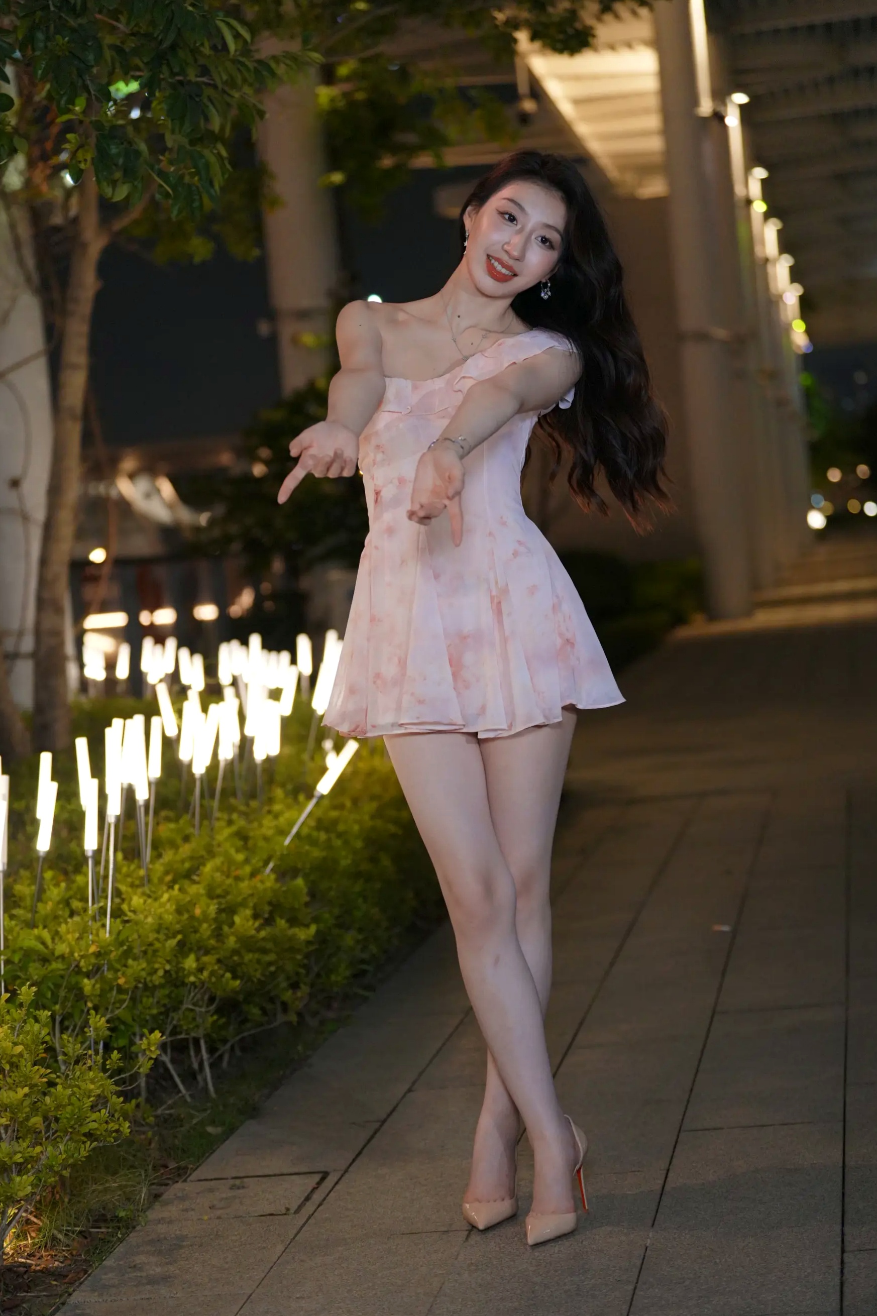 粉色纱裙户外夜景街拍美女时尚写真