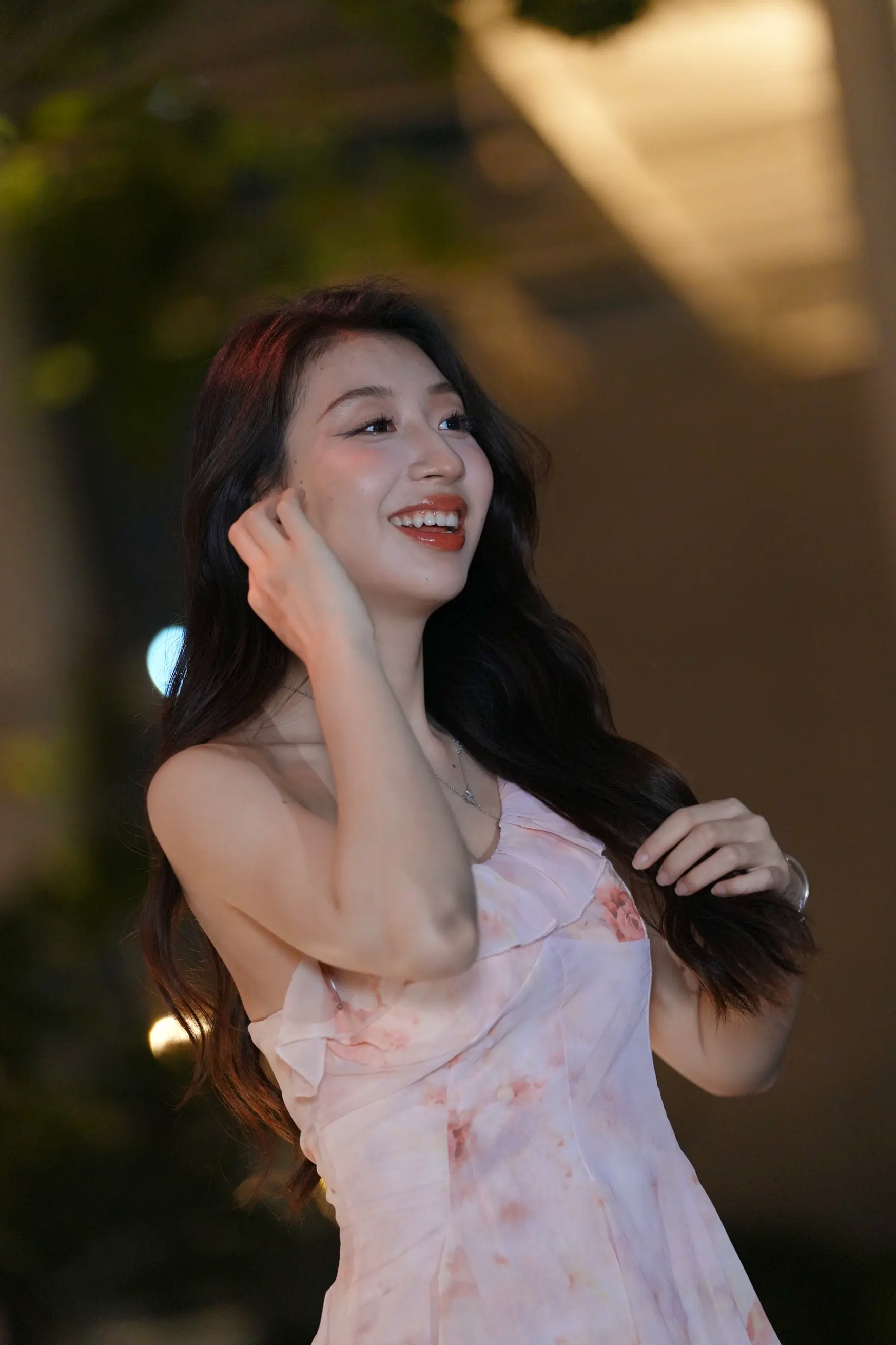粉色纱裙户外夜景街拍美女时尚写真