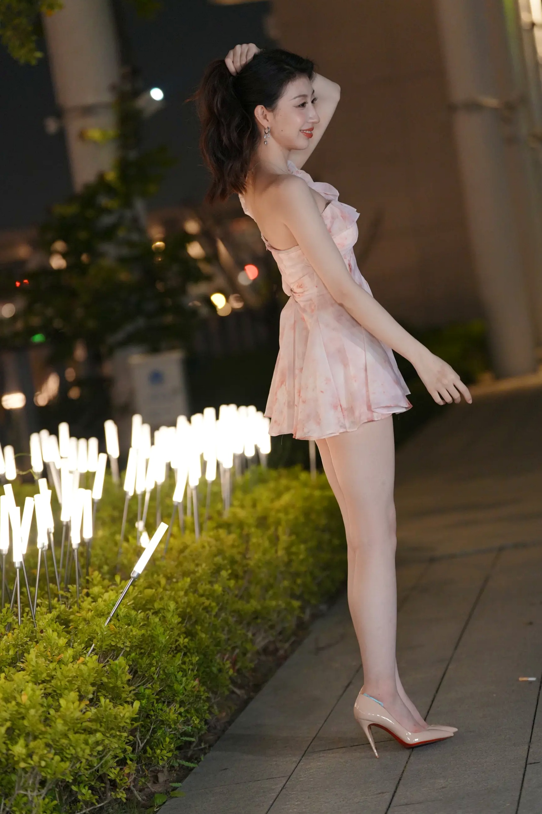 粉色纱裙户外夜景街拍美女时尚写真