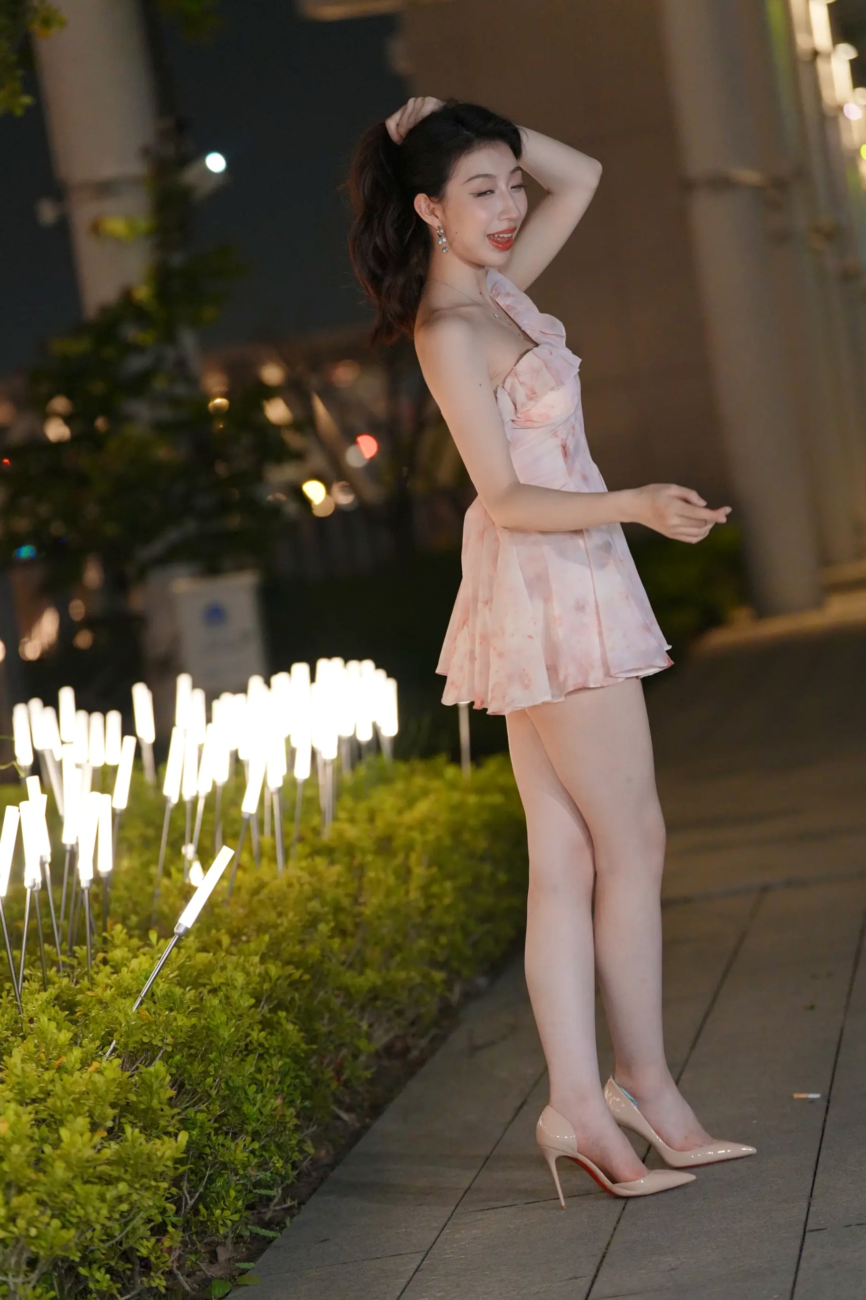 粉色纱裙户外夜景街拍美女时尚写真