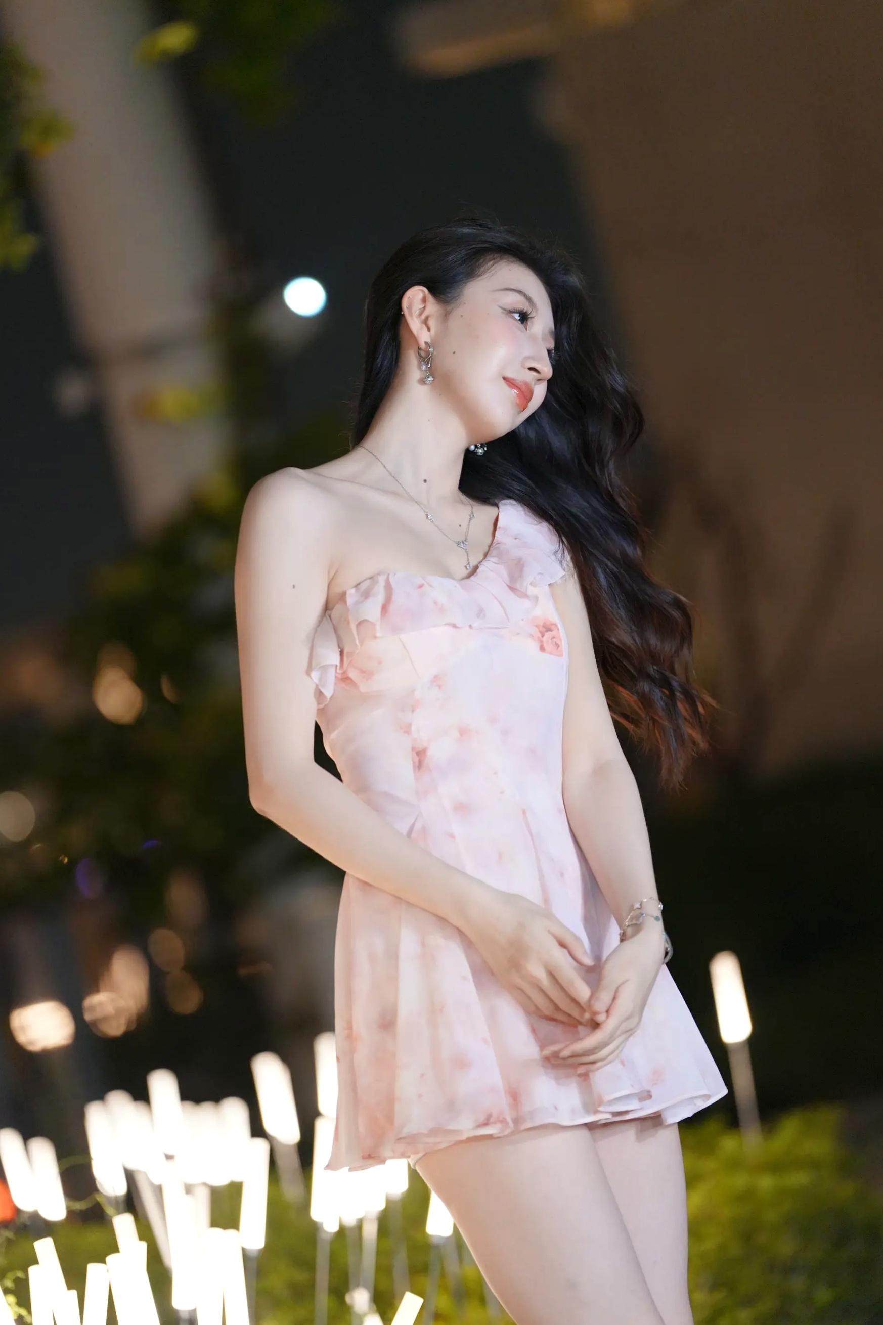 粉色纱裙户外夜景街拍美女时尚写真