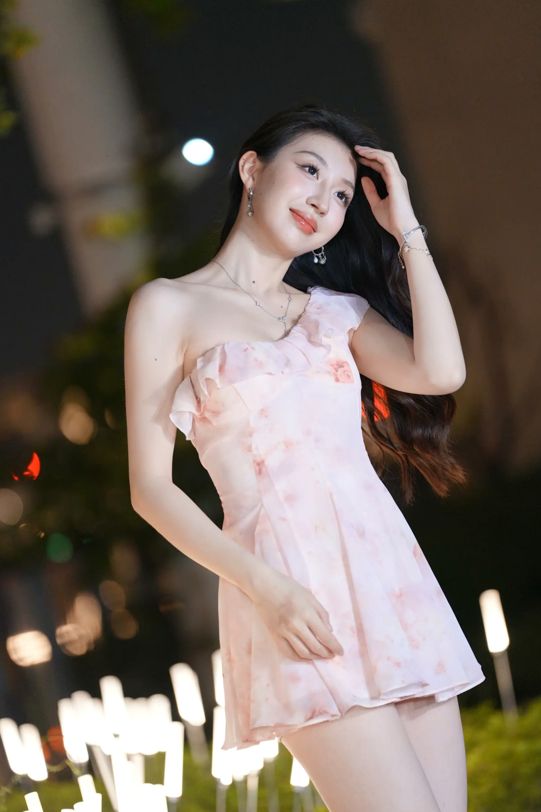 粉色纱裙户外夜景街拍美女时尚写真