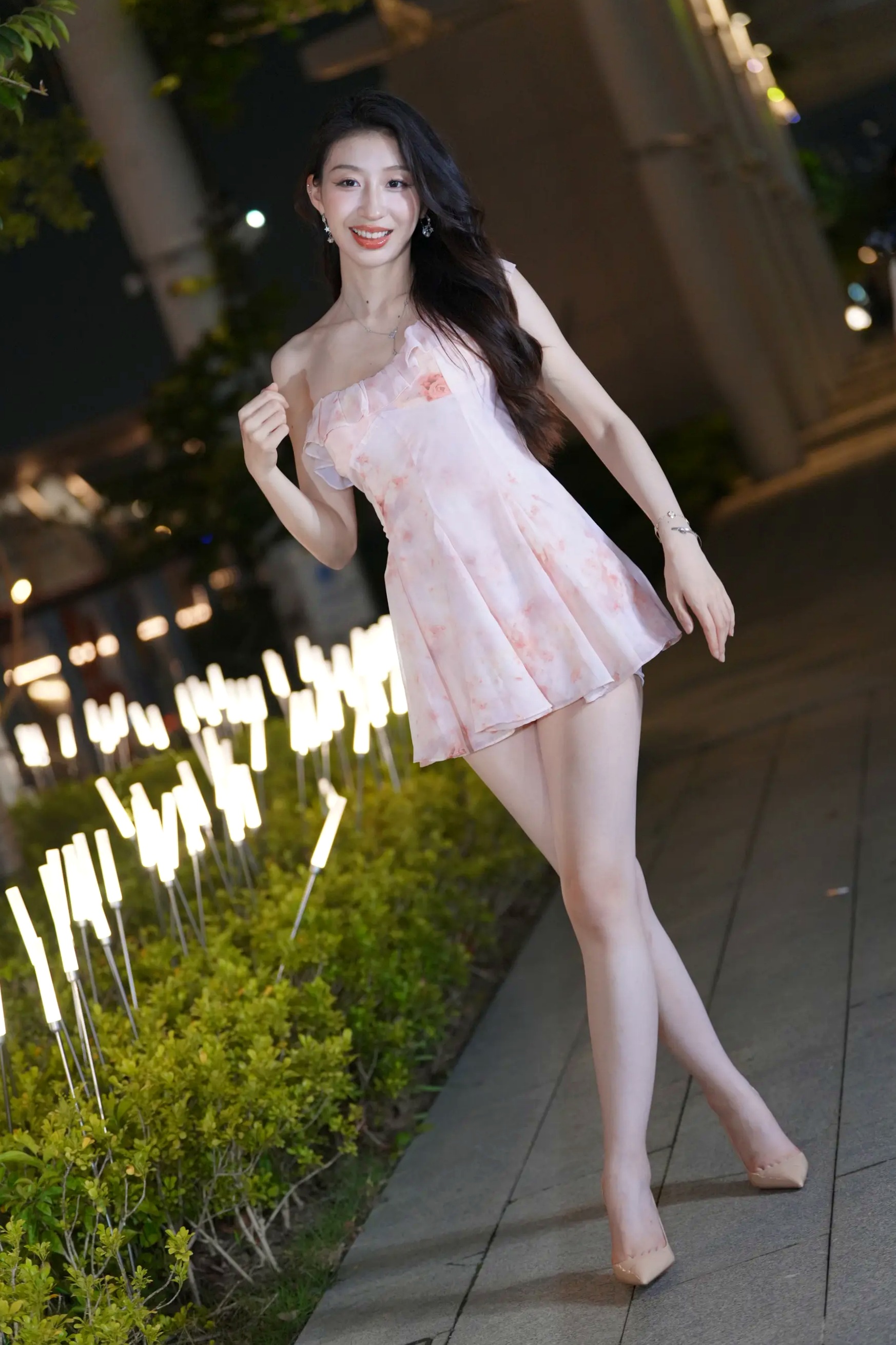 粉色纱裙户外夜景街拍美女时尚写真