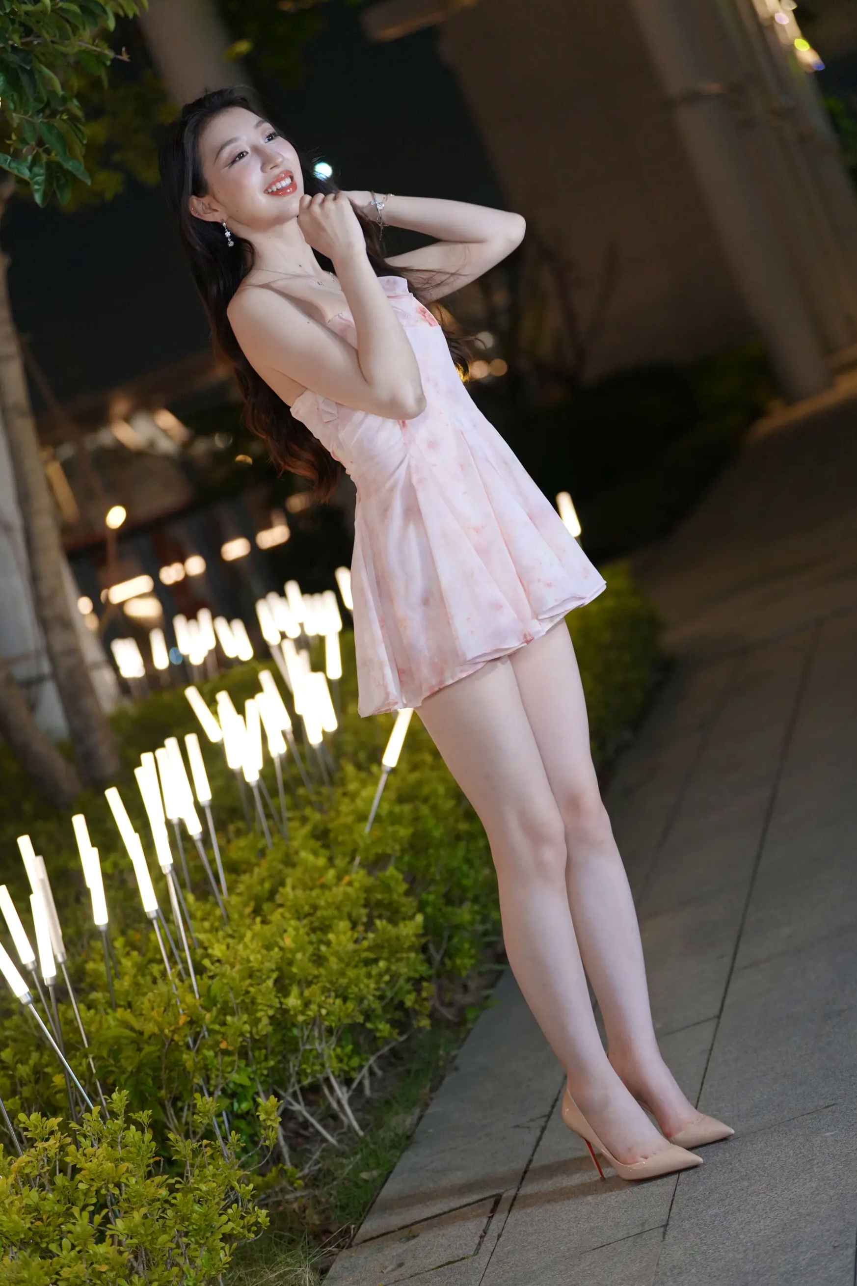 粉色纱裙户外夜景街拍美女时尚写真