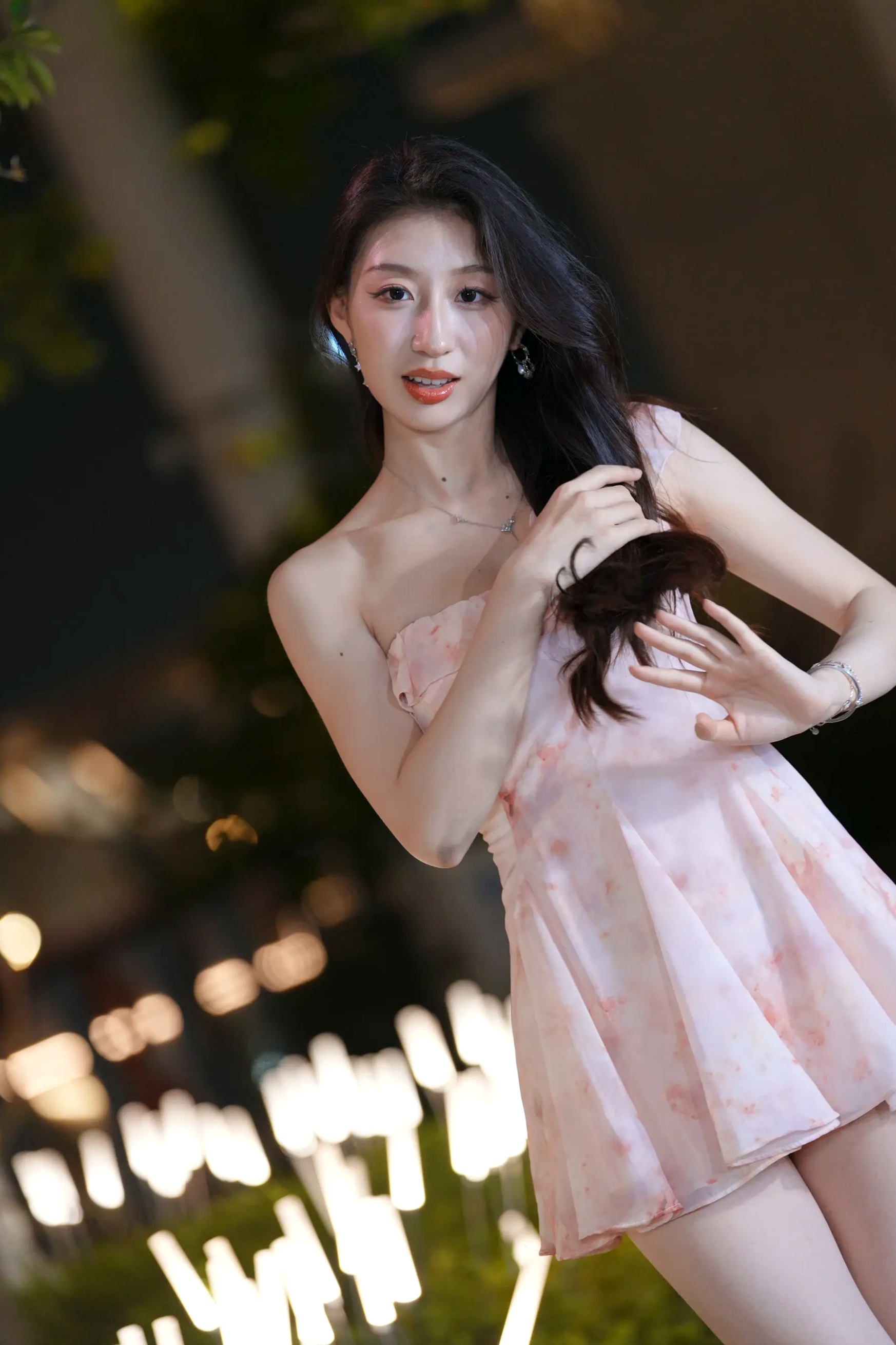 粉色纱裙户外夜景街拍美女时尚写真