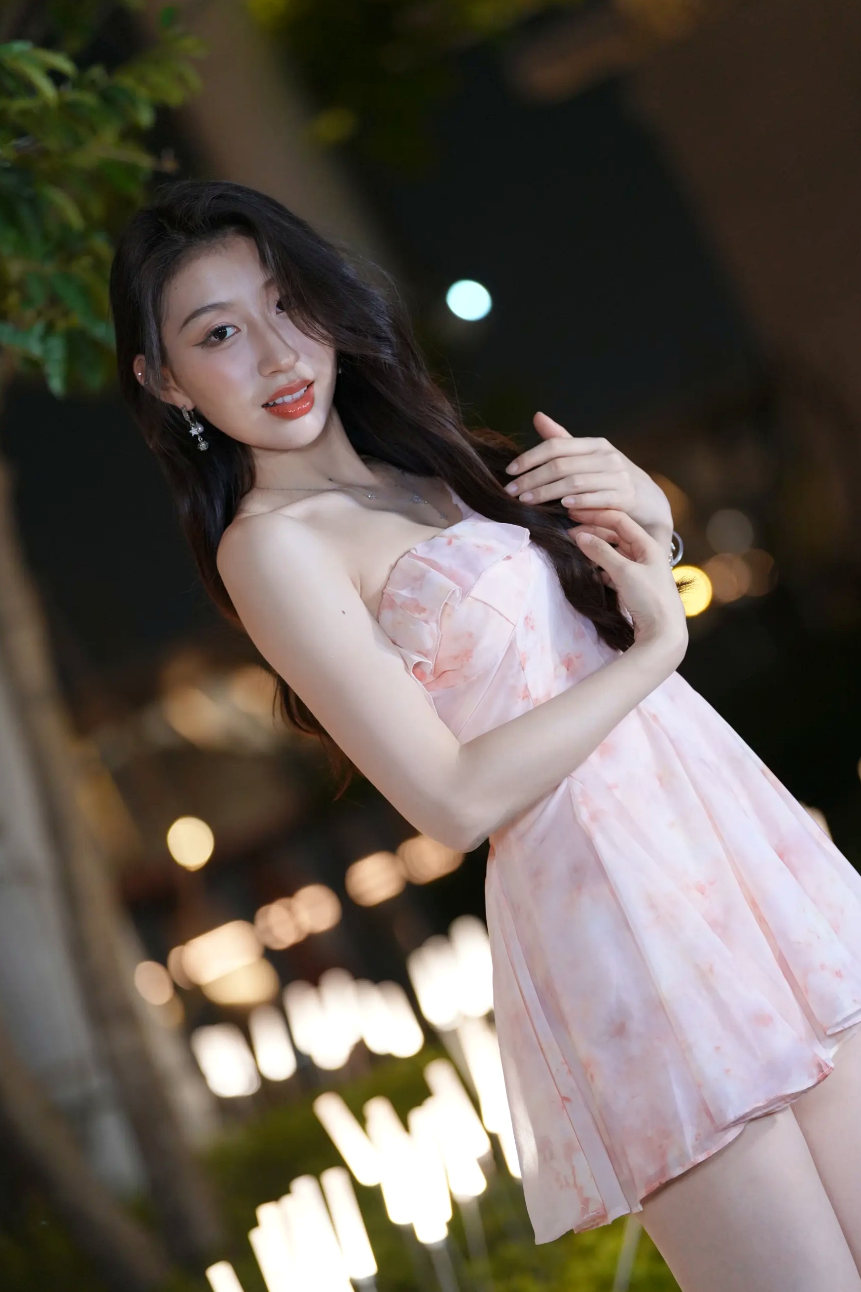 粉色纱裙户外夜景街拍美女时尚写真