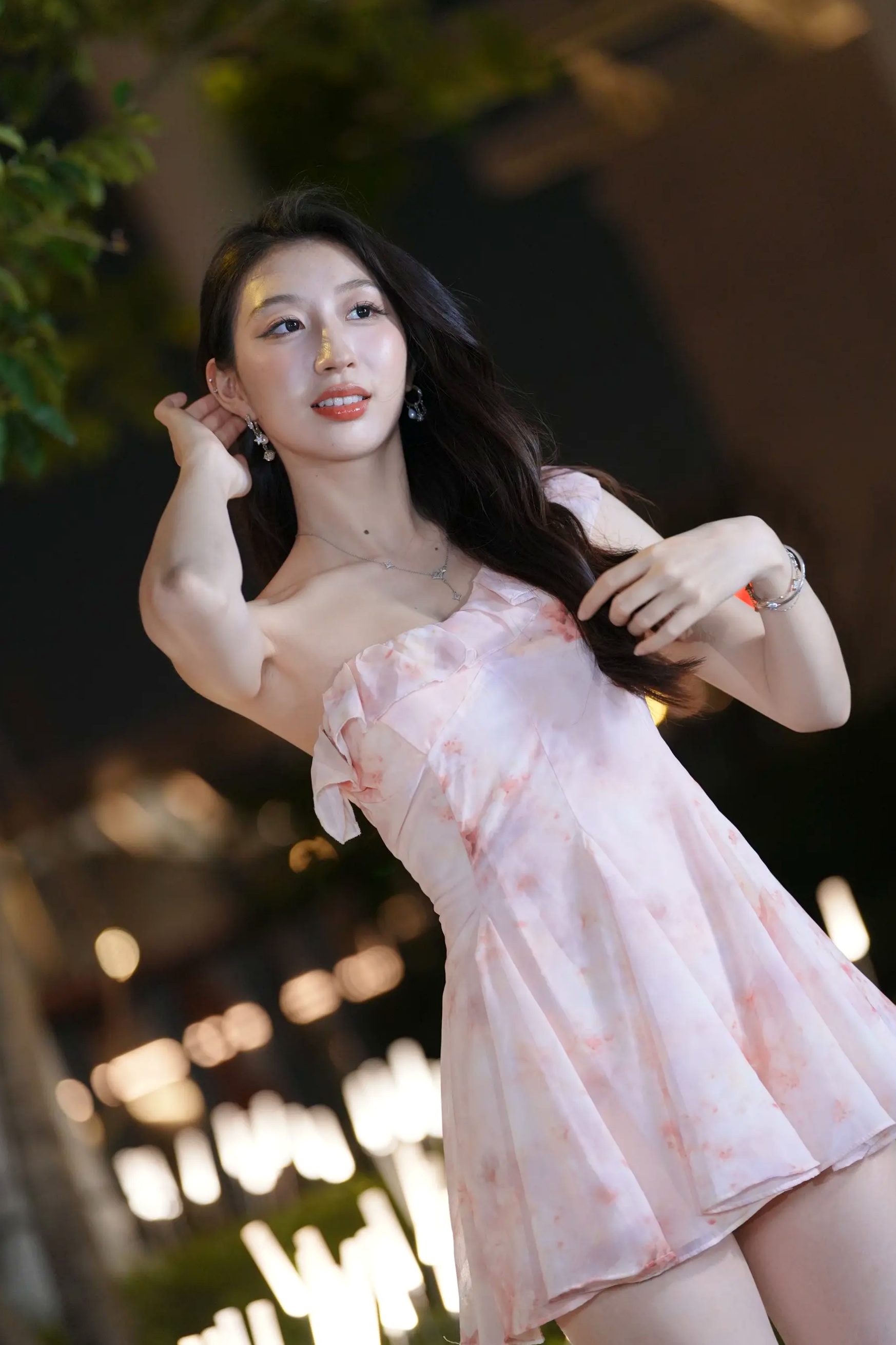 粉色纱裙户外夜景街拍美女时尚写真