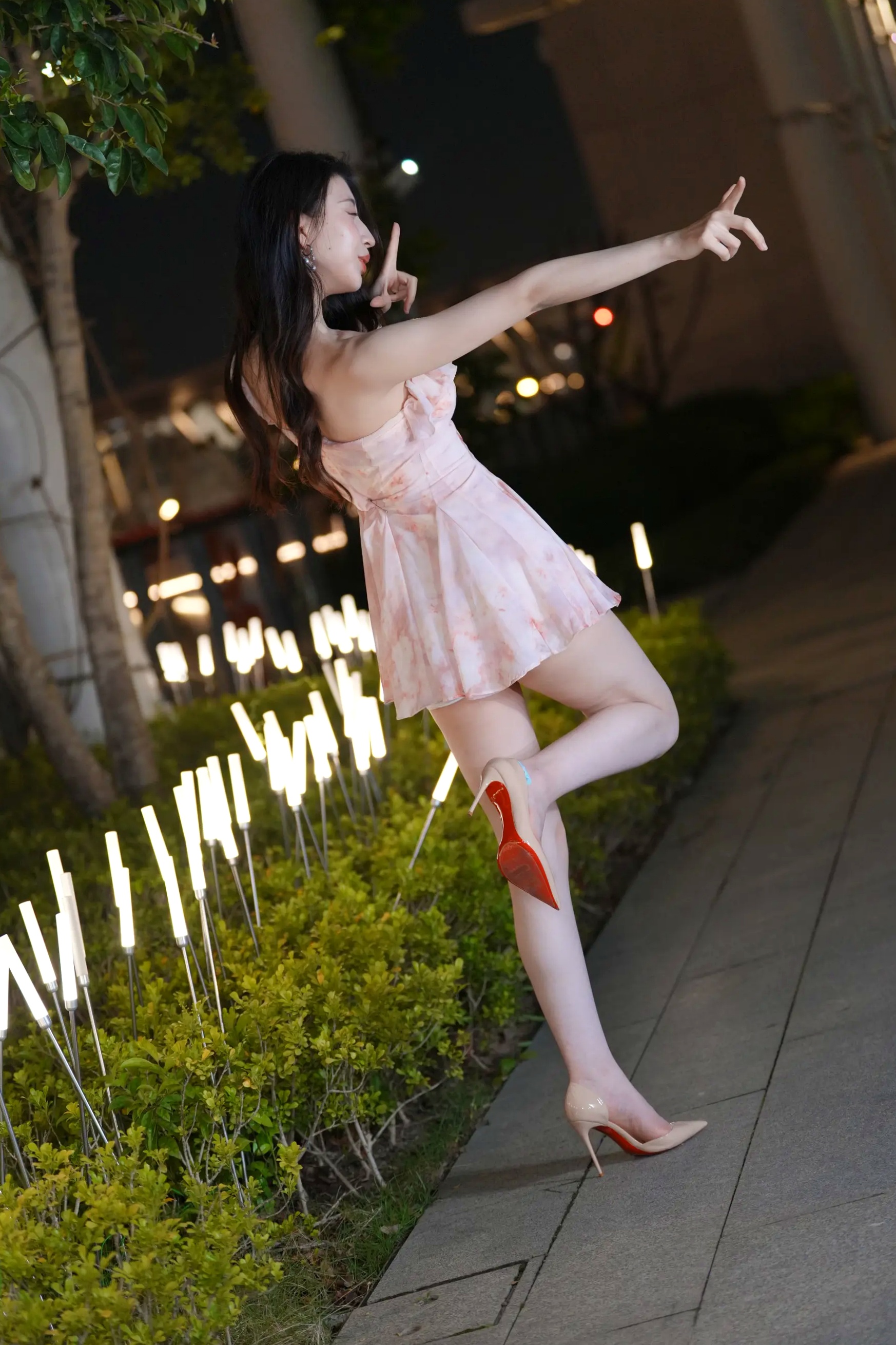 粉色纱裙户外夜景街拍美女时尚写真