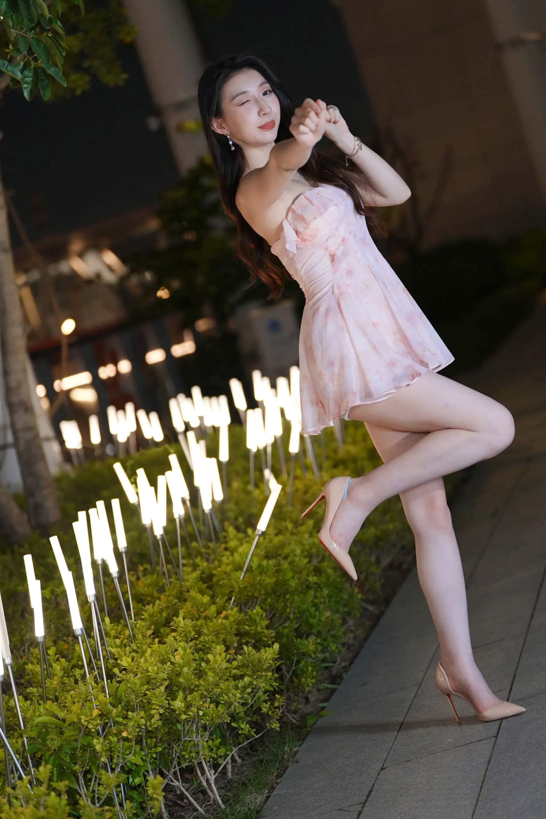 粉色纱裙户外夜景街拍美女时尚写真