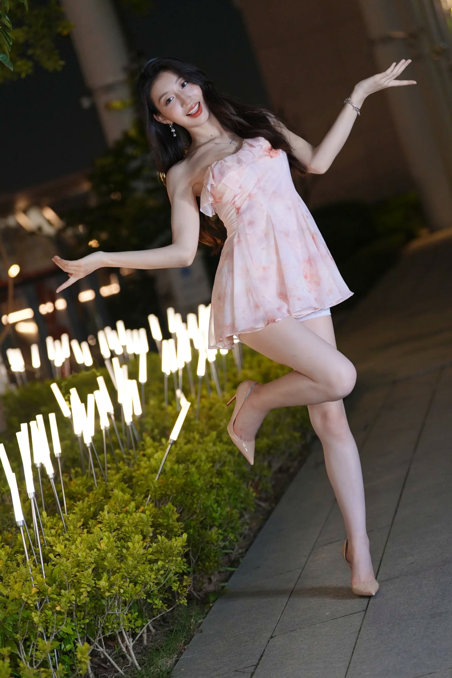 粉色纱裙户外夜景街拍美女时尚写真