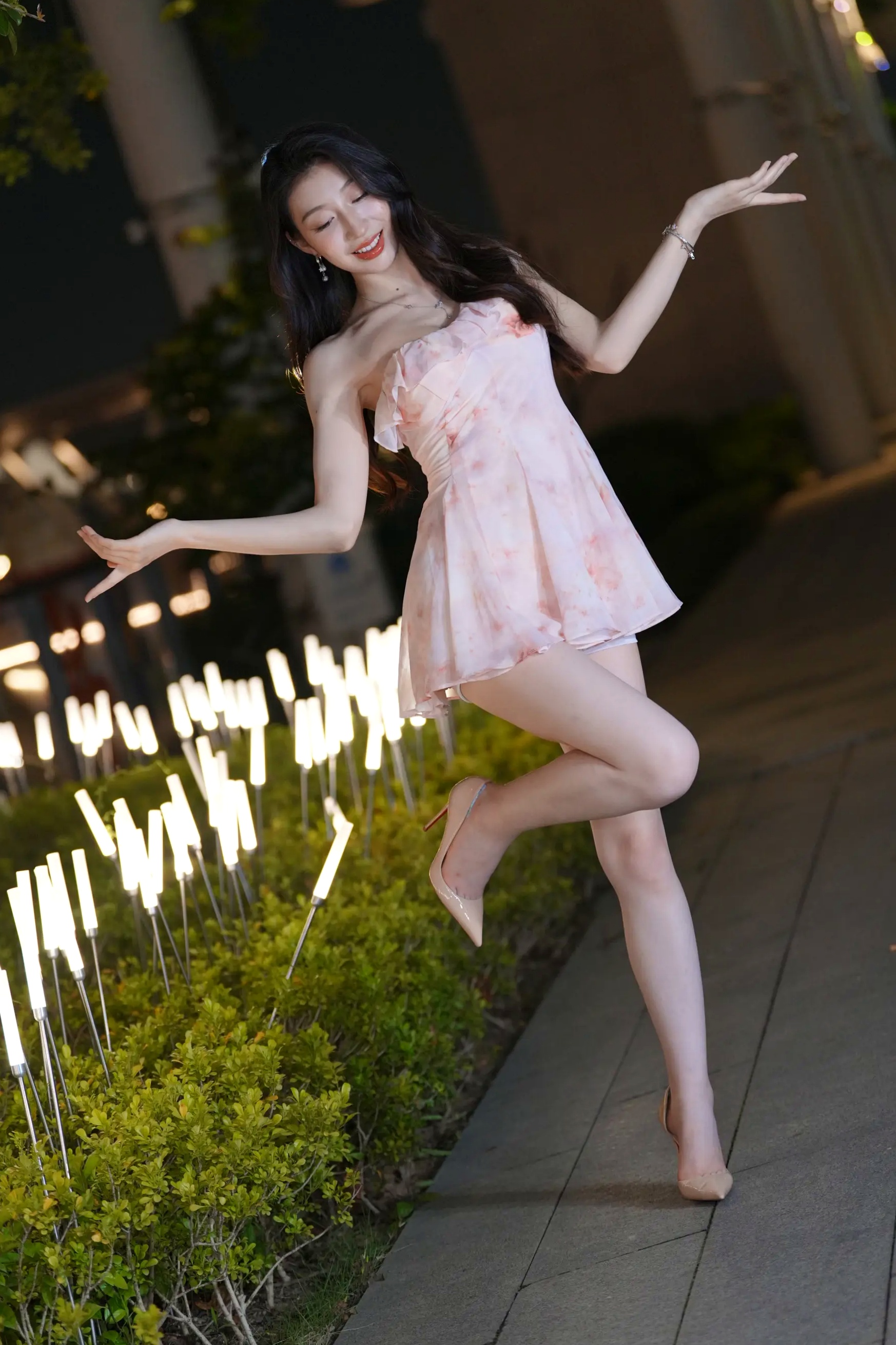 粉色纱裙户外夜景街拍美女时尚写真