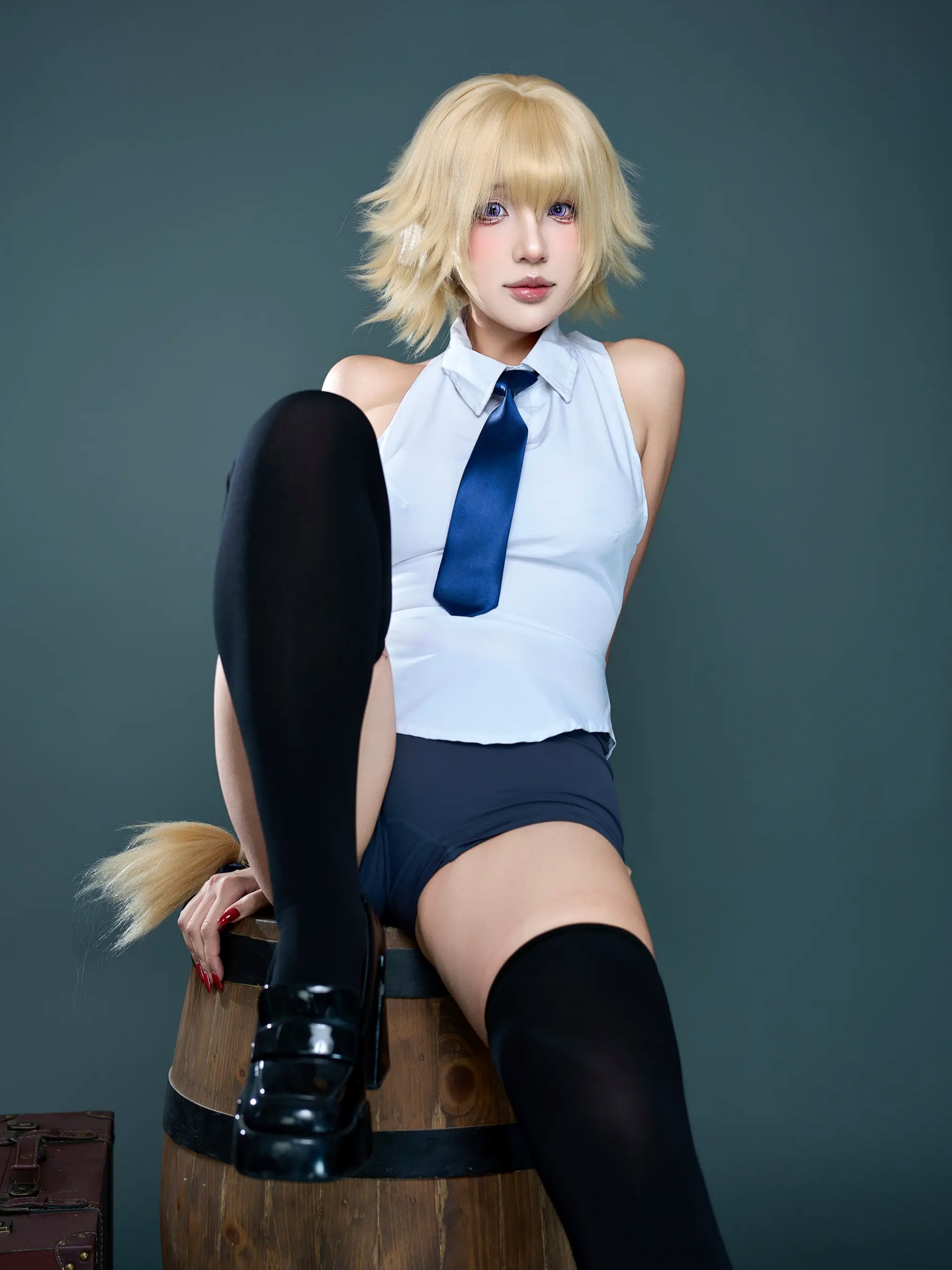 Puy Puy - Jeanne Apocrypha 贞德角色扮演制服黑丝背部纹身美臀私房照