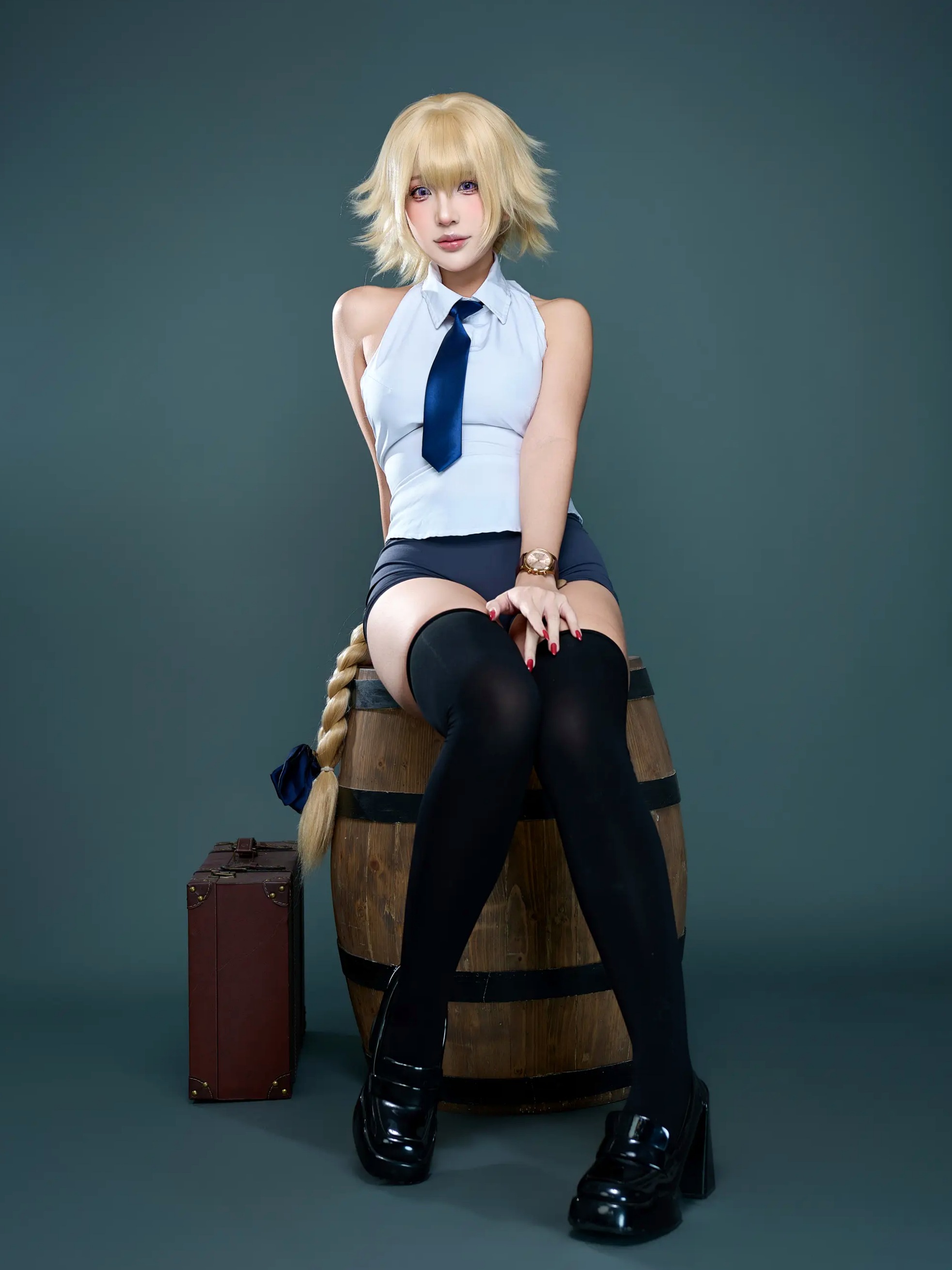 Puy Puy - Jeanne Apocrypha 贞德角色扮演制服黑丝背部纹身美臀私房照