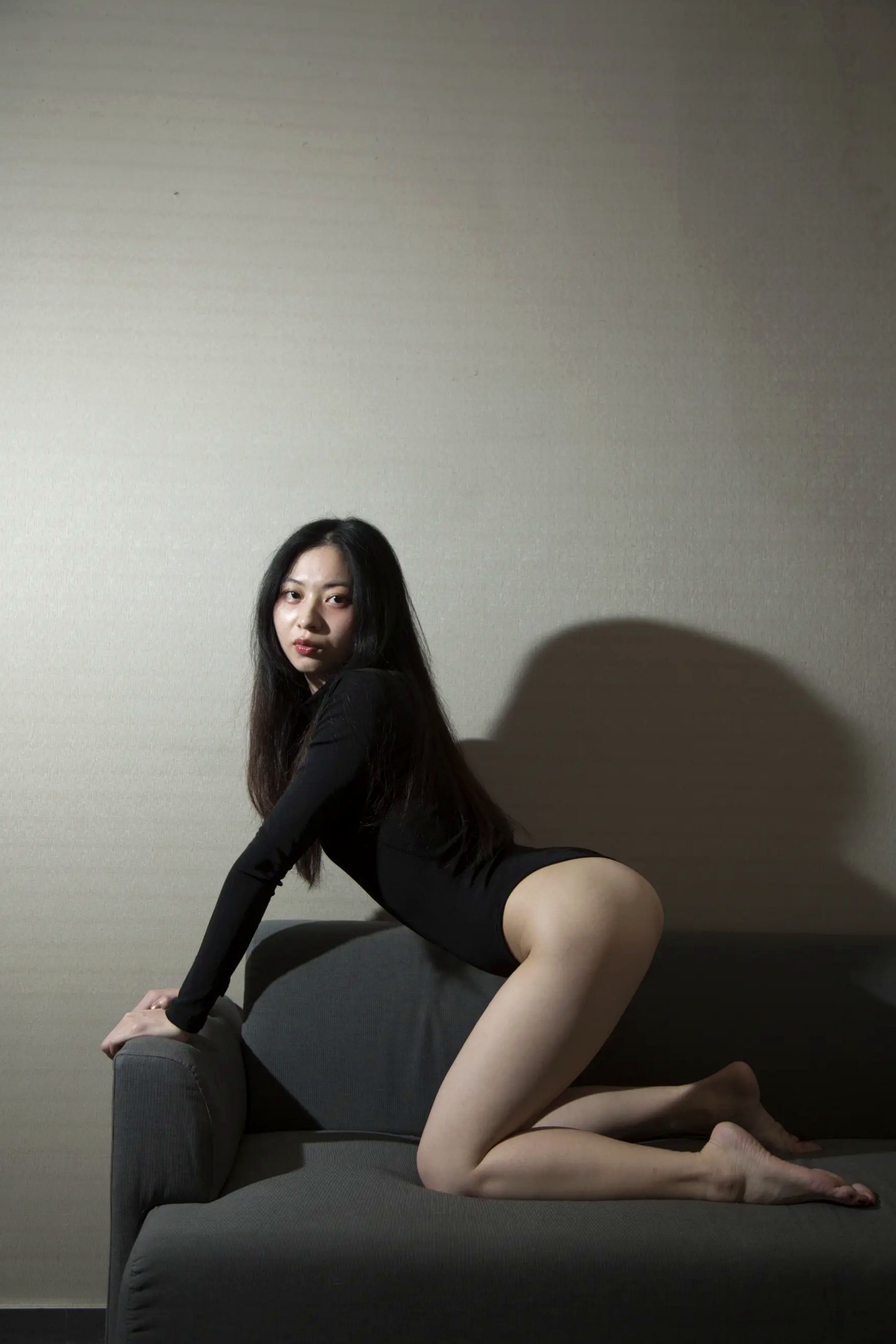 黑色高叉泳装 [118P] - 室内沙发私房诱惑写真