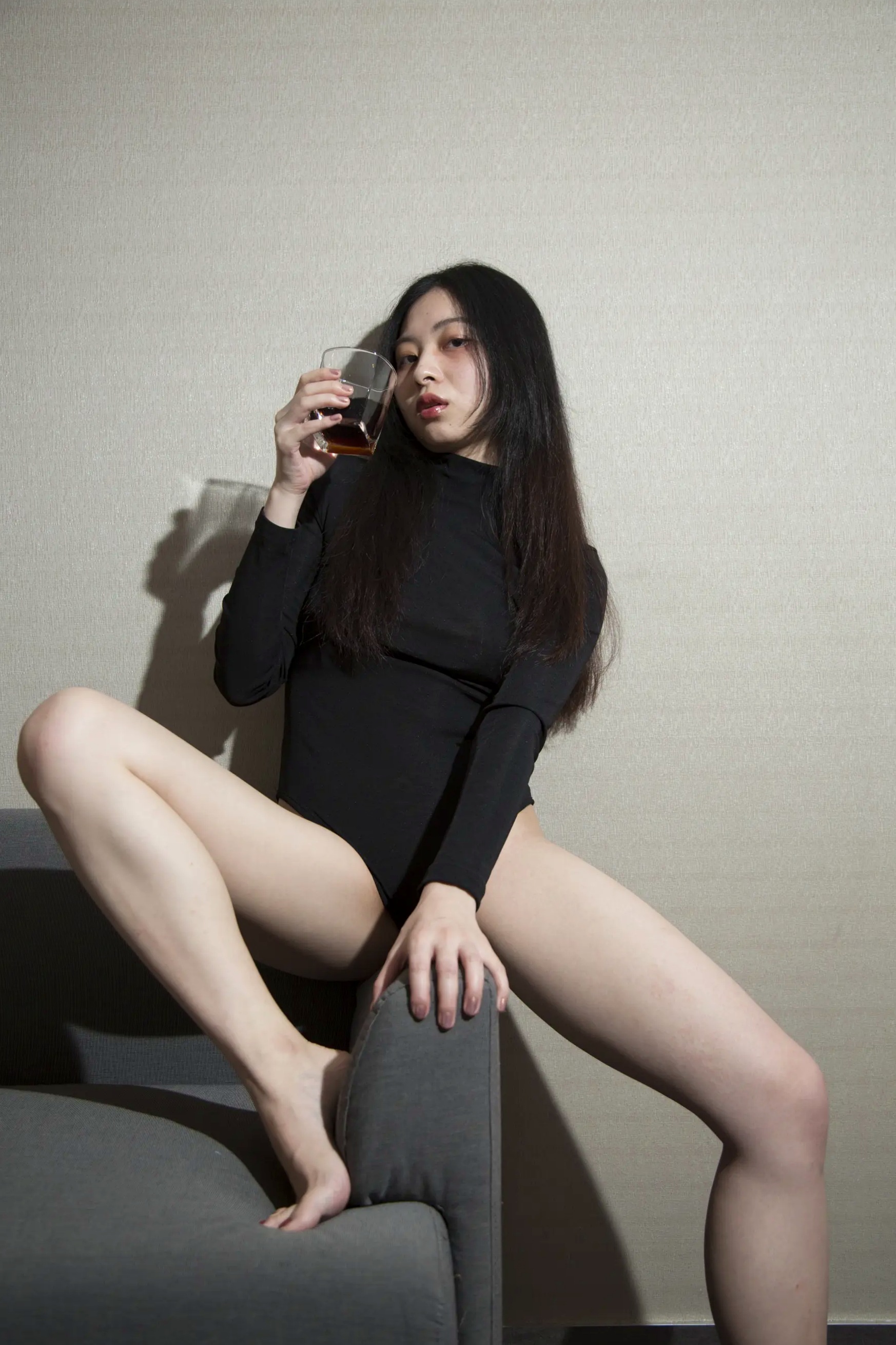 黑色高叉泳装 [118P] - 室内沙发私房诱惑写真