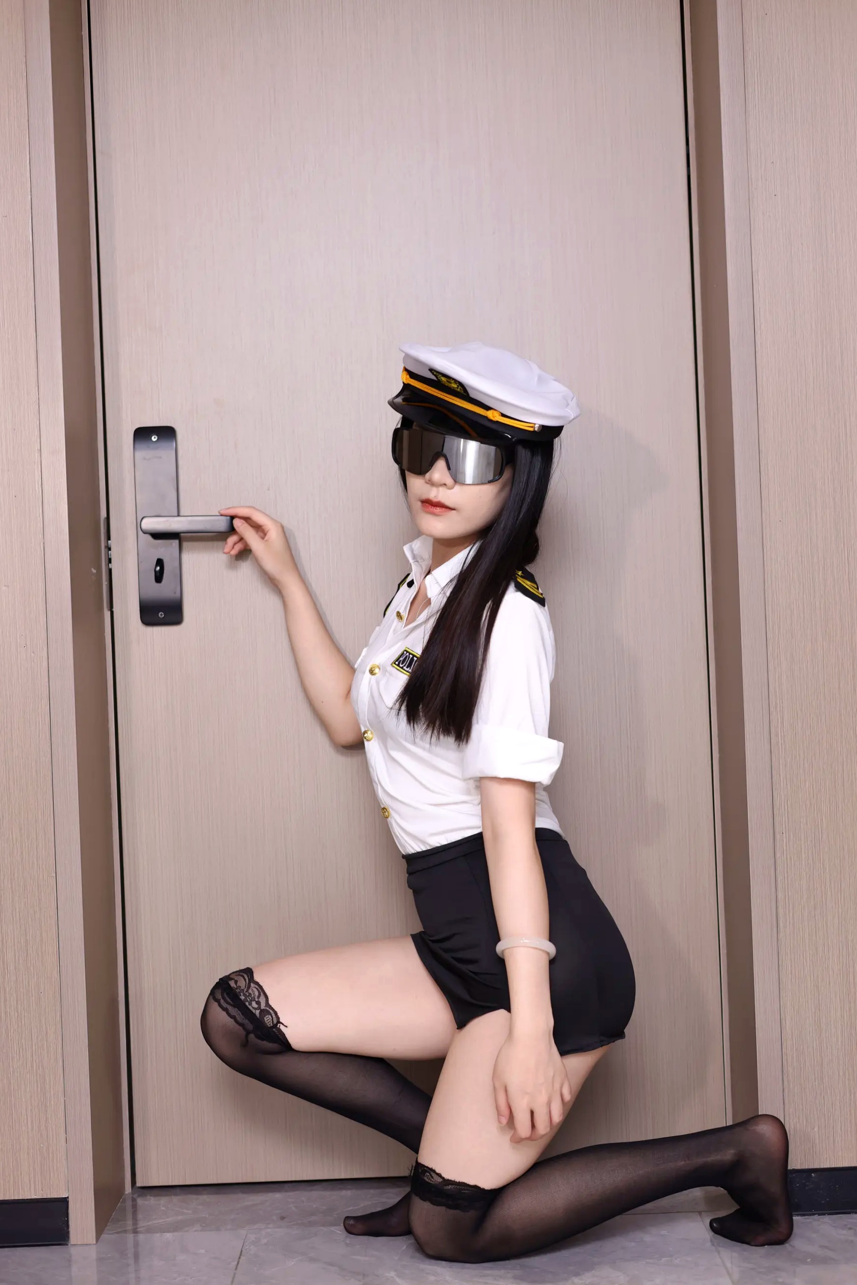 [YITUYU] 2026.04.29 女警官制服诱惑冷艳黑丝私房照