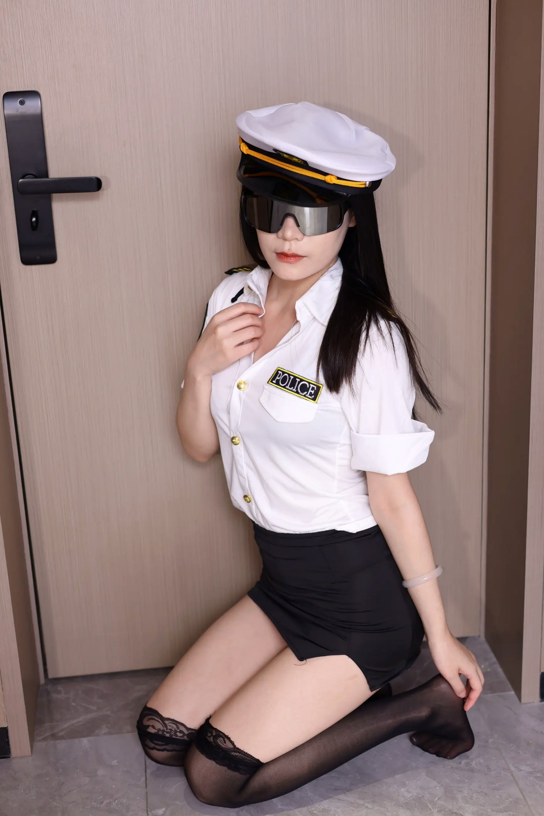 [YITUYU] 2026.04.29 女警官制服诱惑冷艳黑丝私房照