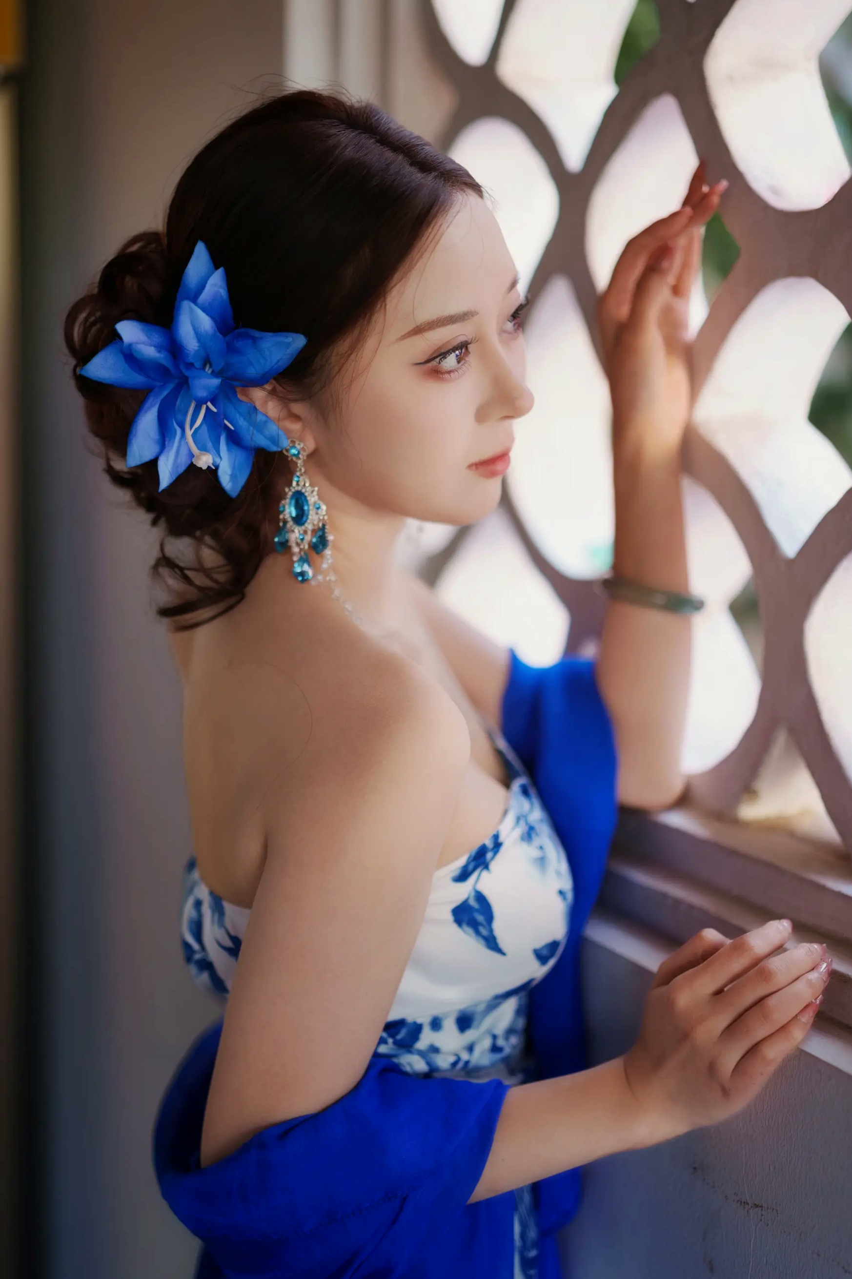 [YITUYU] 2026.05.05 青花瓷 邓邓 古典旗袍美女曼妙身姿写真 [19P]
