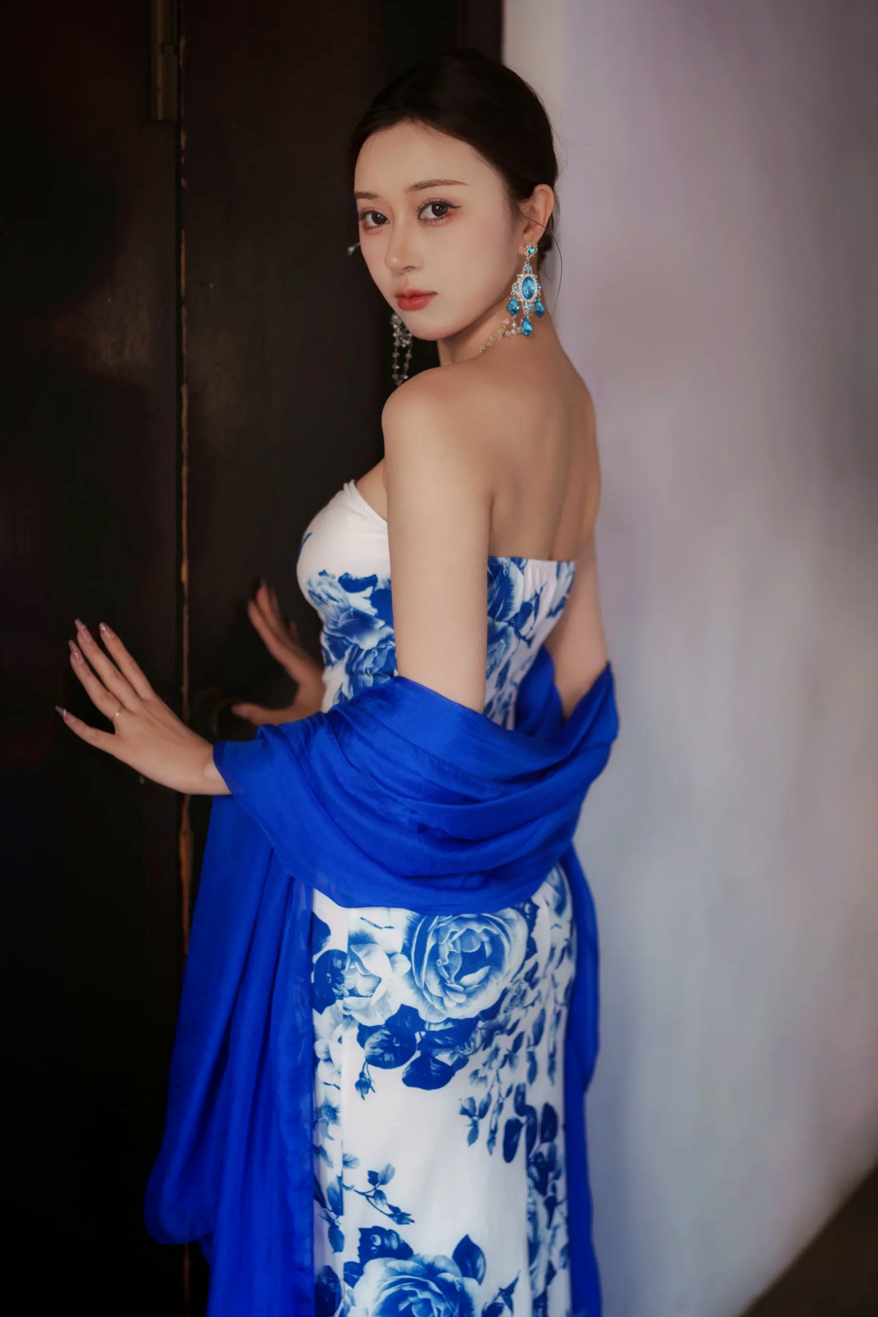[YITUYU] 2026.05.05 青花瓷 邓邓 古典旗袍美女曼妙身姿写真 [19P]