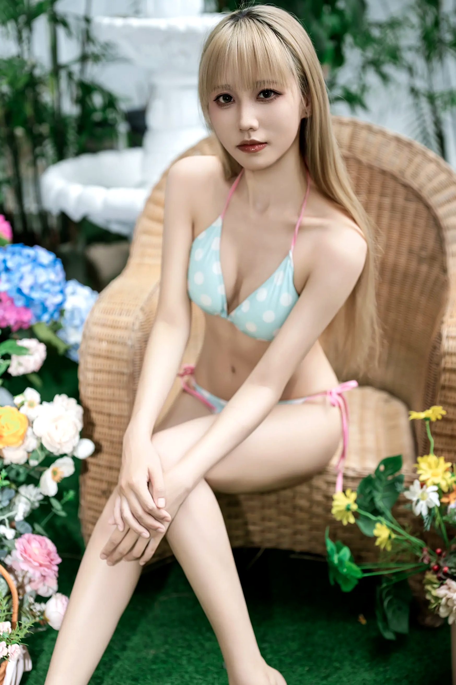 [YITUYU] 2026.04.29 花海比基尼 蓝莓 户外清纯美女波点比基尼私房写真 [20P]