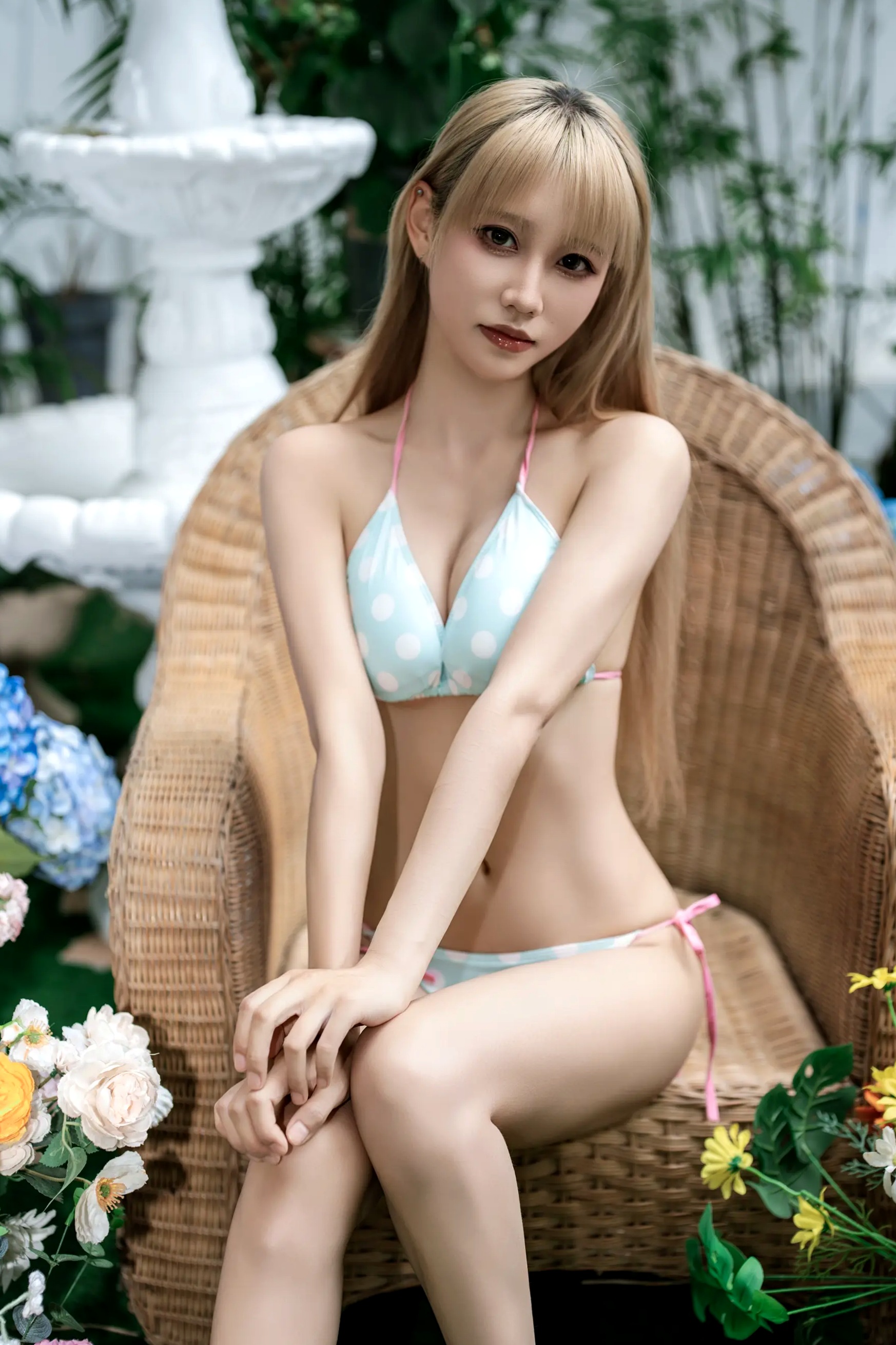 [YITUYU] 2026.04.29 花海比基尼 蓝莓 户外清纯美女波点比基尼私房写真 [20P]