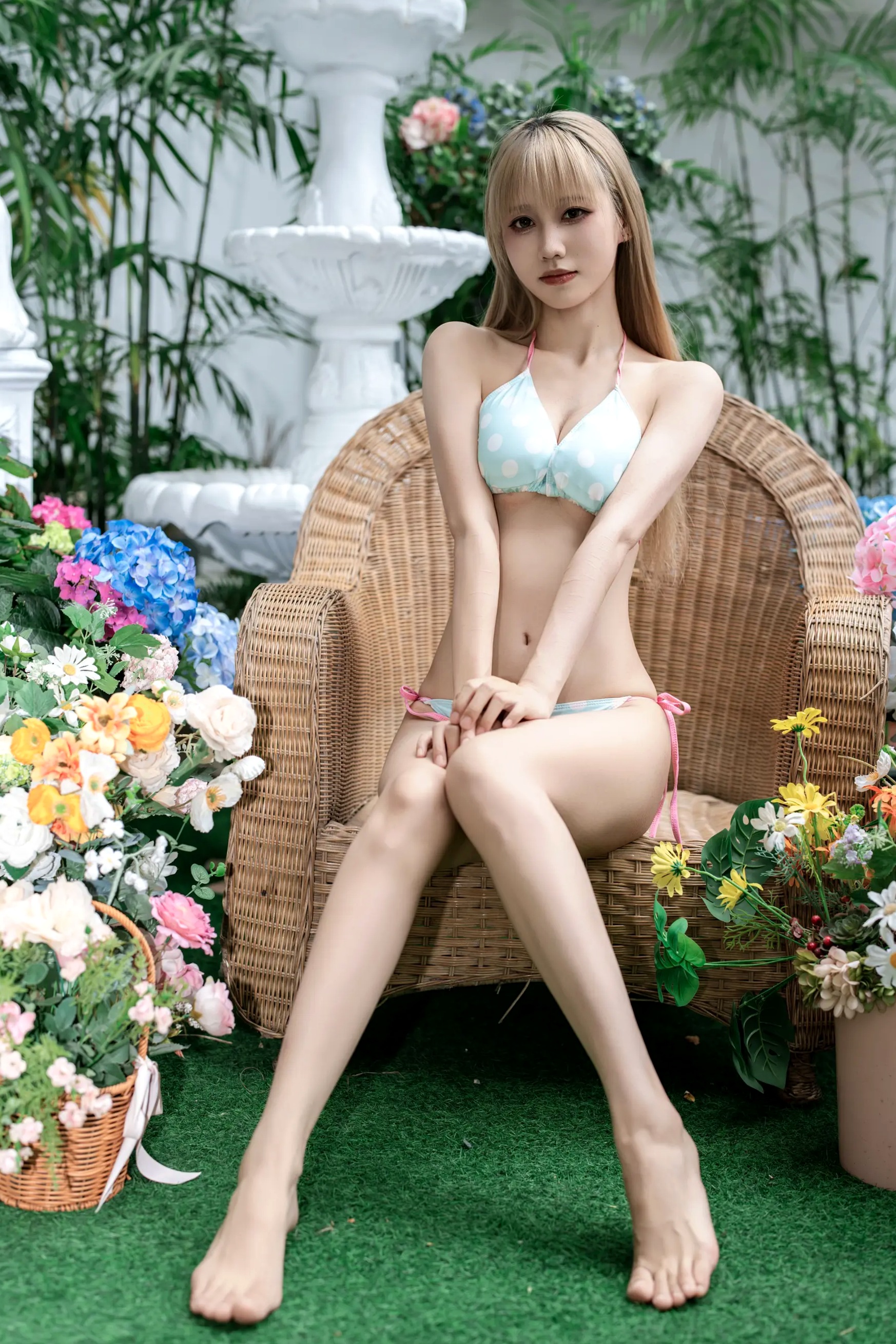 [YITUYU] 2026.04.29 花海比基尼 蓝莓 户外清纯美女波点比基尼私房写真 [20P]