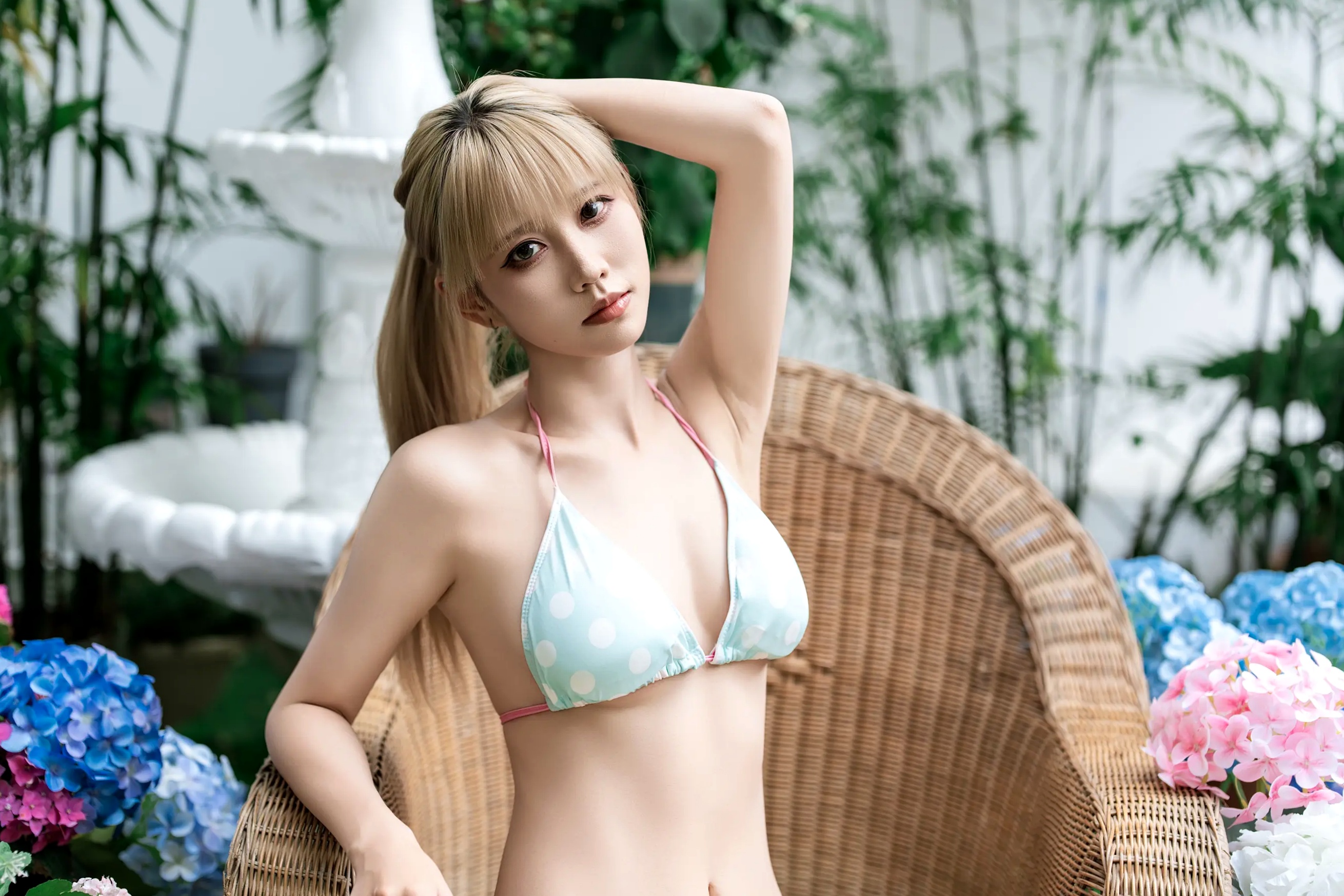 [YITUYU] 2026.04.29 花海比基尼 蓝莓 户外清纯美女波点比基尼私房写真 [20P]