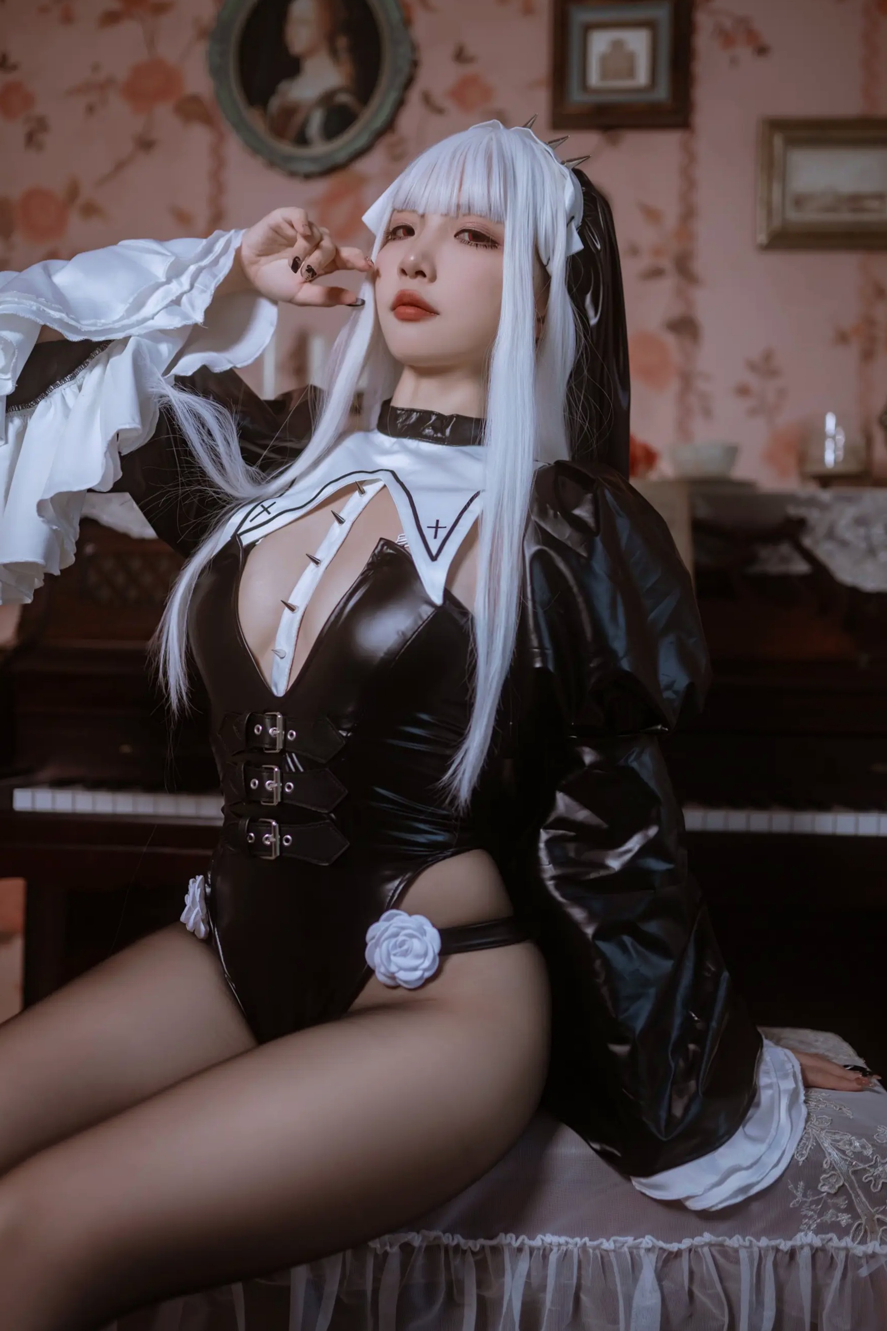 人气Coser二佐Nisa - 白发修女暗黑哥特皮衣黑丝复古钢琴房性感角色扮演写真 [51P]