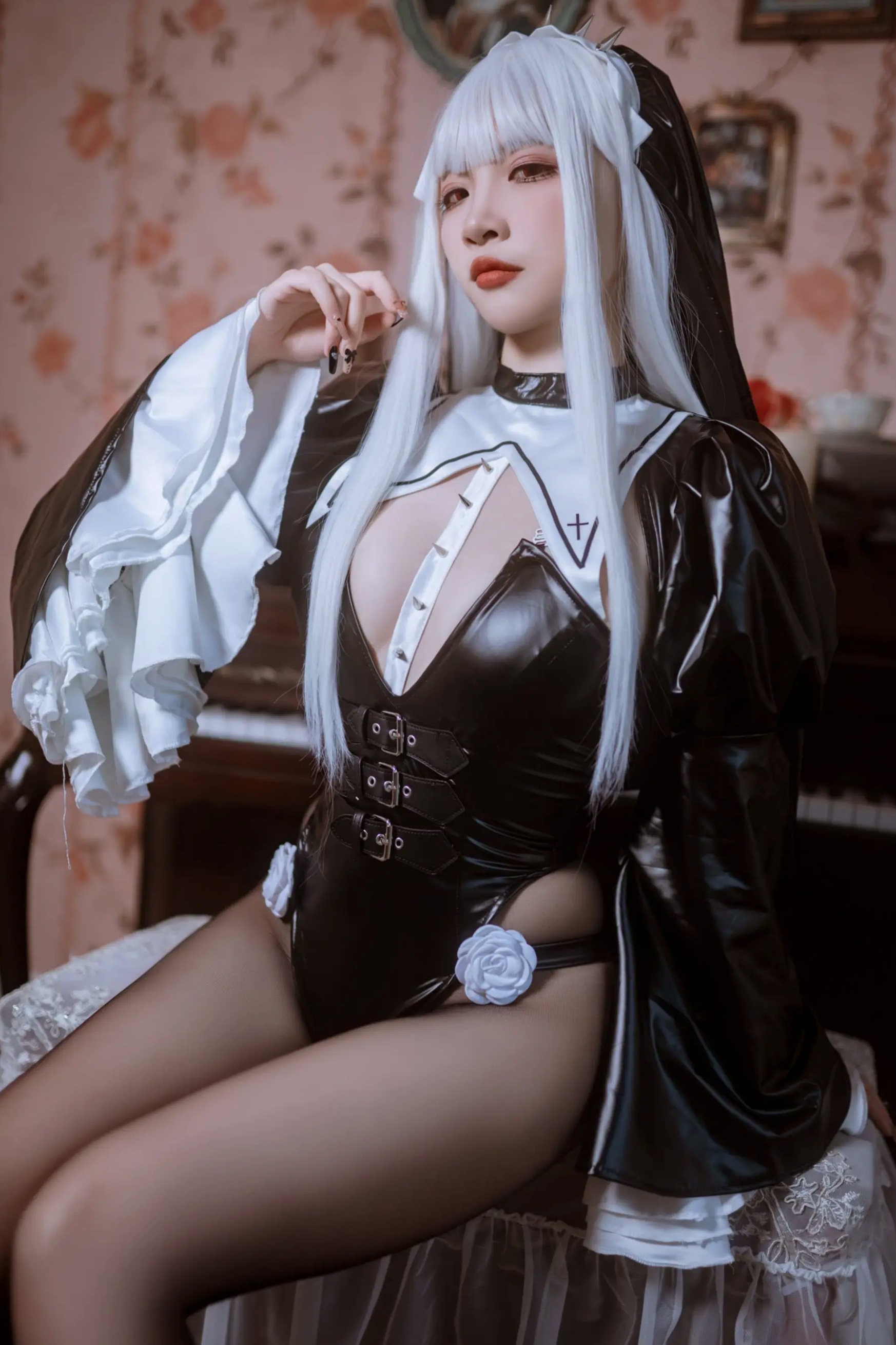 人气Coser二佐Nisa - 白发修女暗黑哥特皮衣黑丝复古钢琴房性感角色扮演写真 [51P]