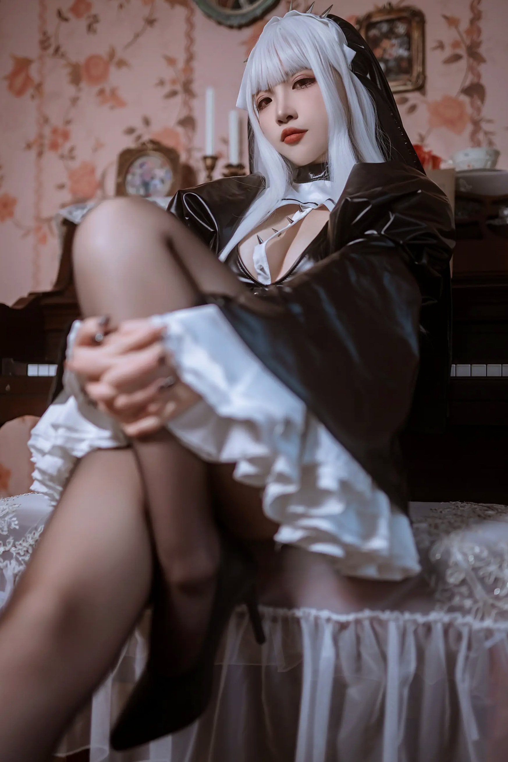 人气Coser二佐Nisa - 白发修女暗黑哥特皮衣黑丝复古钢琴房性感角色扮演写真 [51P]