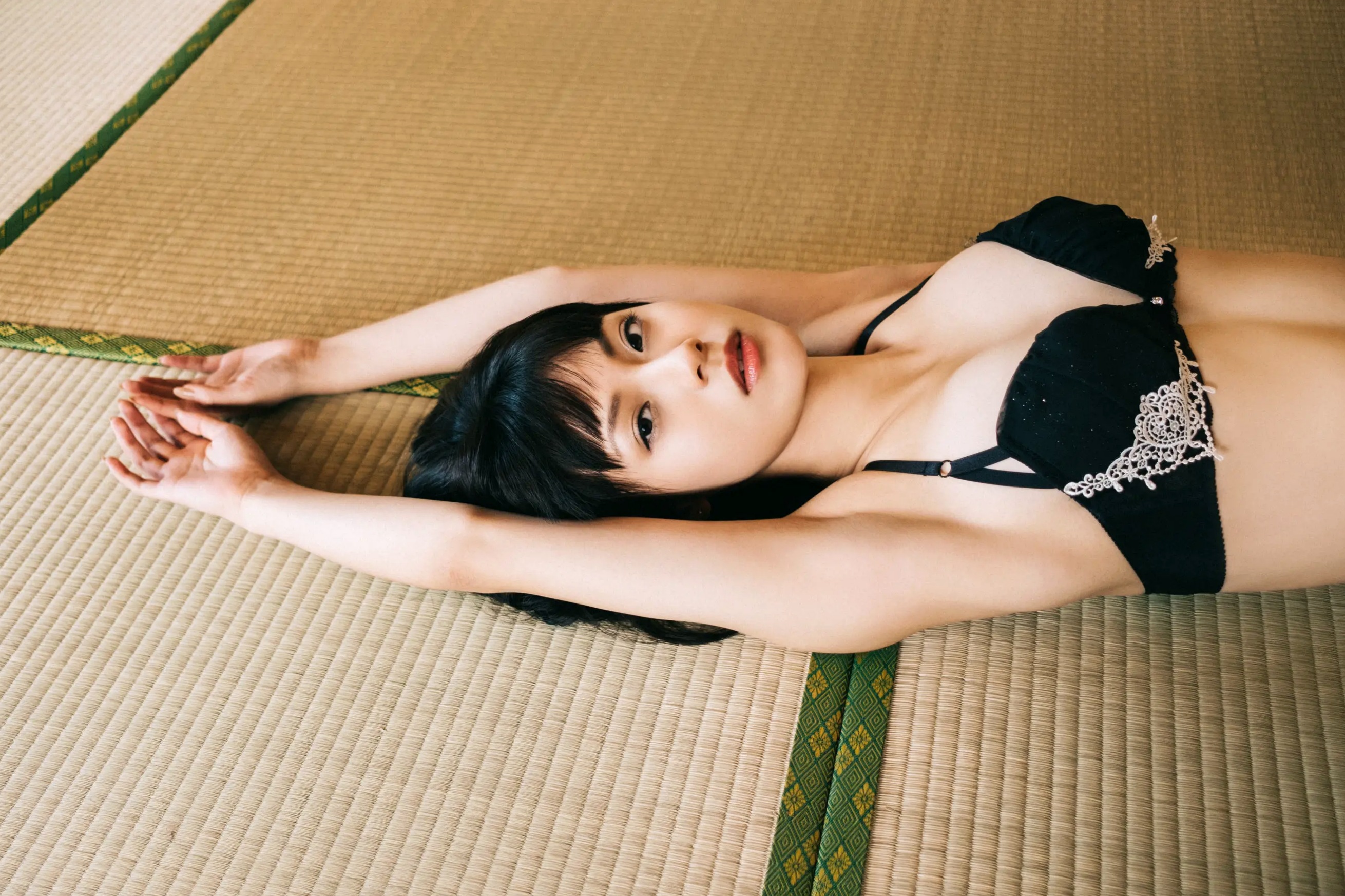 MEI - Vol.1 [82P] 日系冷艳美女私房写真，厨房与卧室美腿诱惑