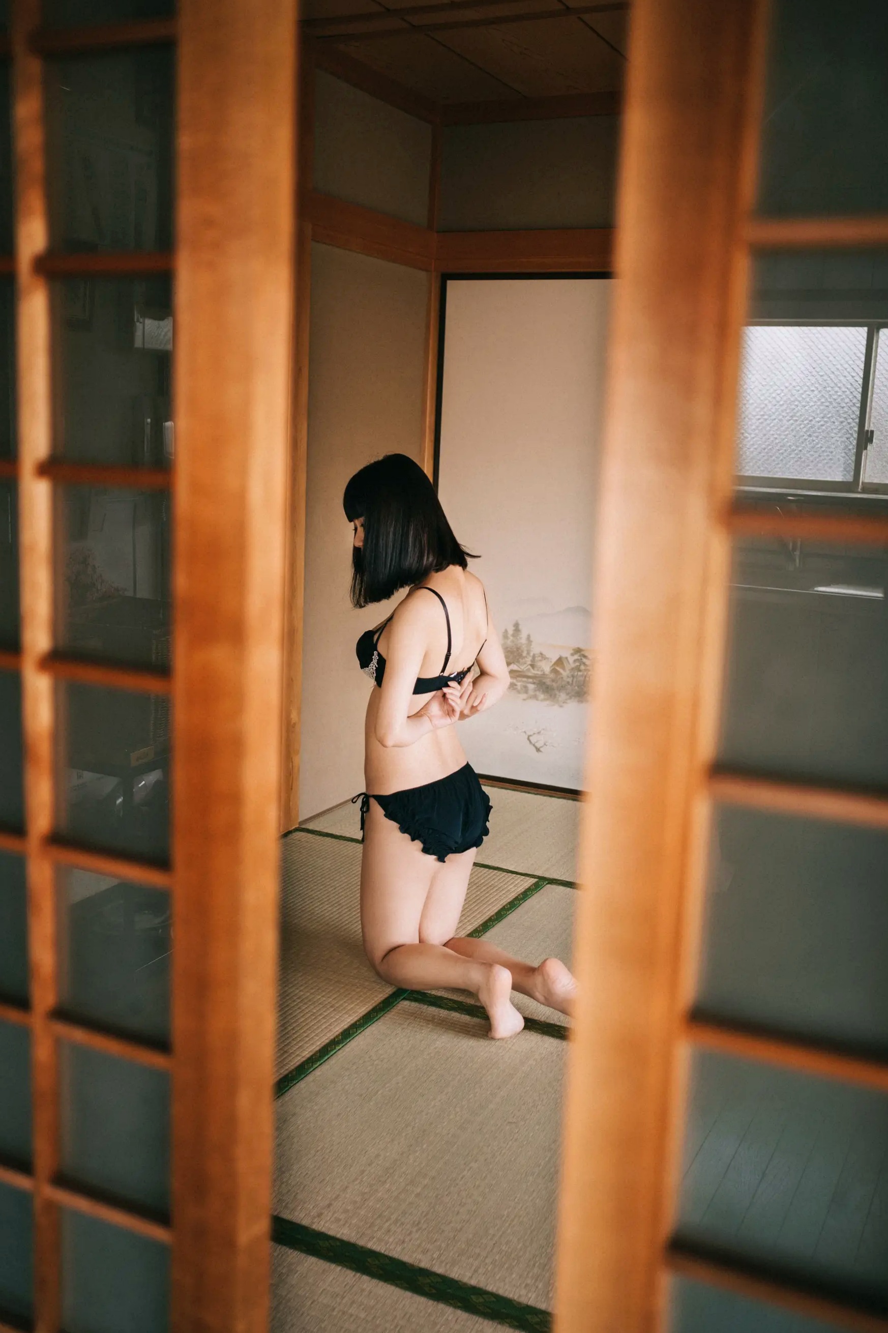 MEI - Vol.1 [82P] 日系冷艳美女私房写真，厨房与卧室美腿诱惑