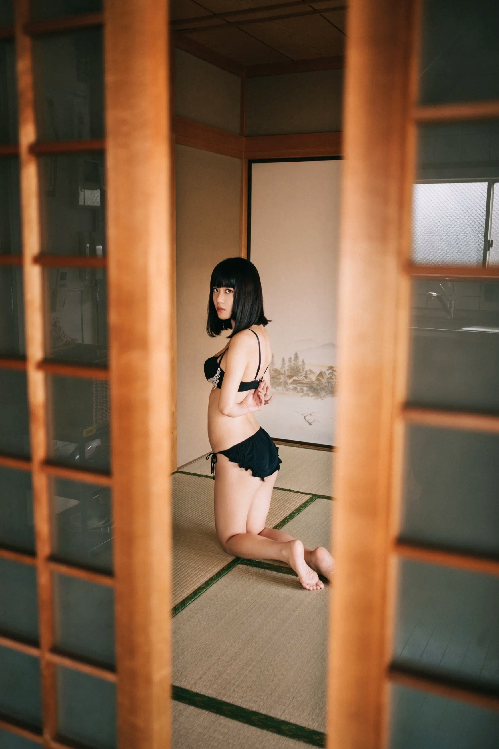 MEI - Vol.1 [82P] 日系冷艳美女私房写真，厨房与卧室美腿诱惑