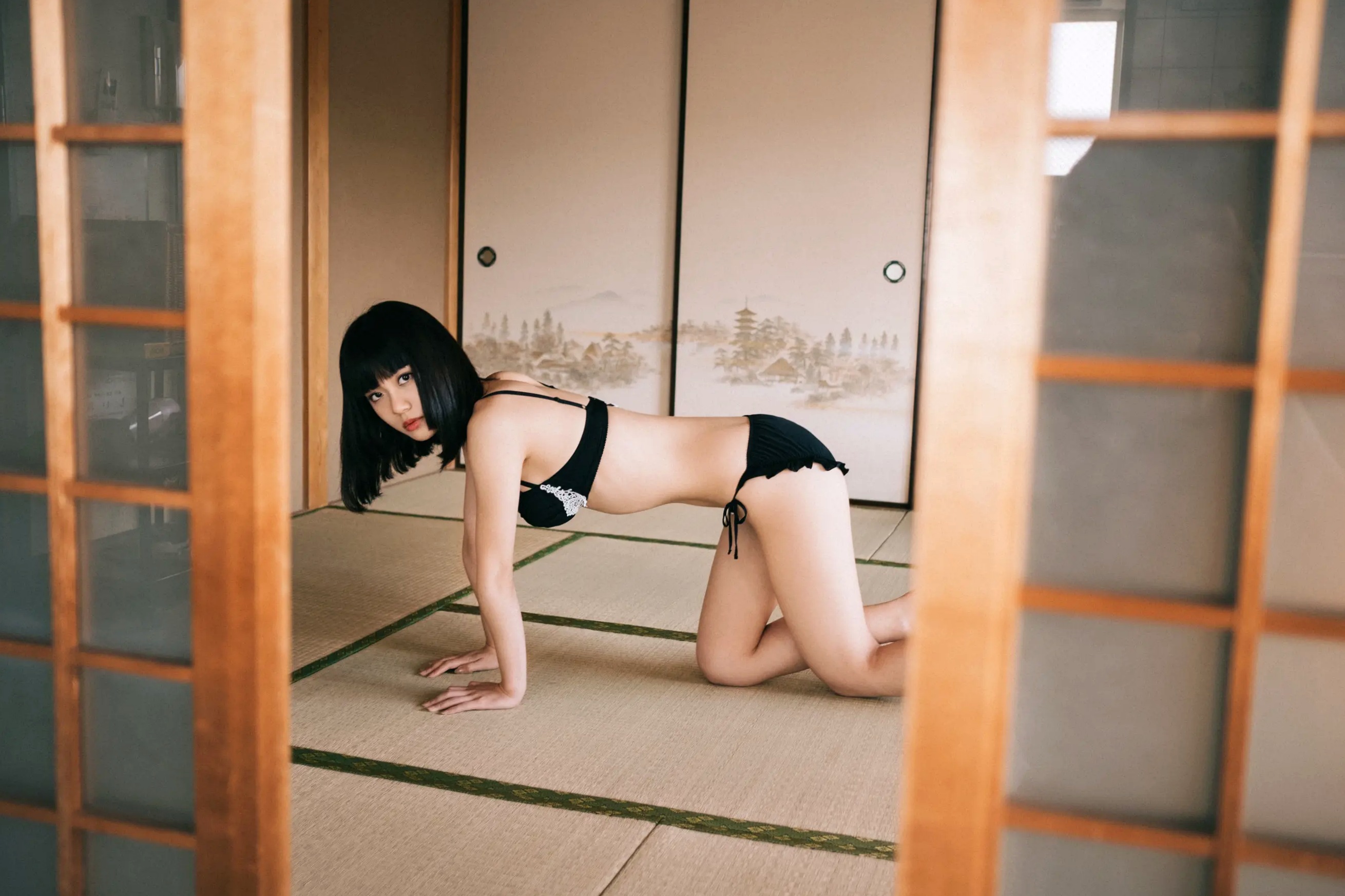 MEI - Vol.1 [82P] 日系冷艳美女私房写真，厨房与卧室美腿诱惑