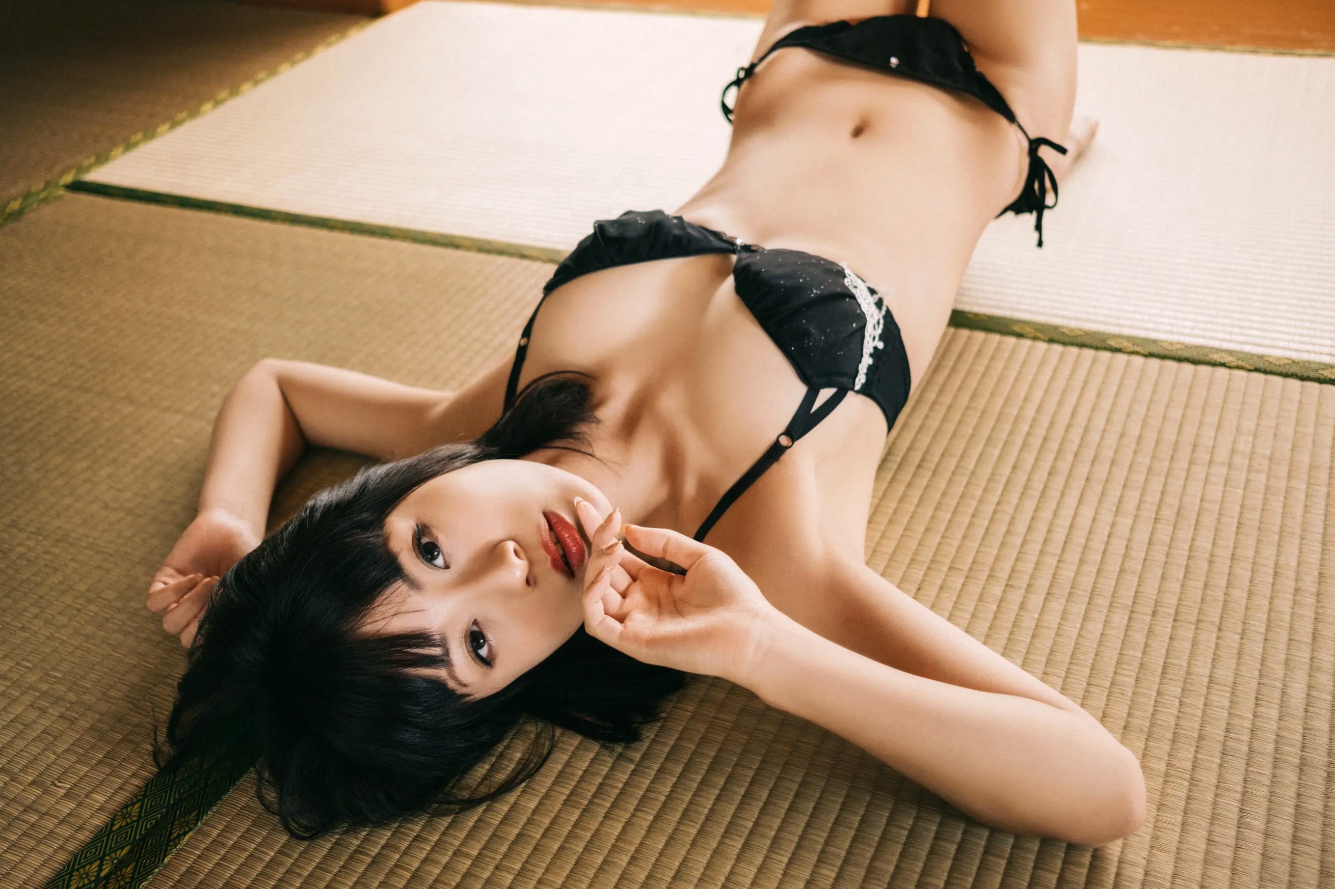 MEI - Vol.1 [82P] 日系冷艳美女私房写真，厨房与卧室美腿诱惑